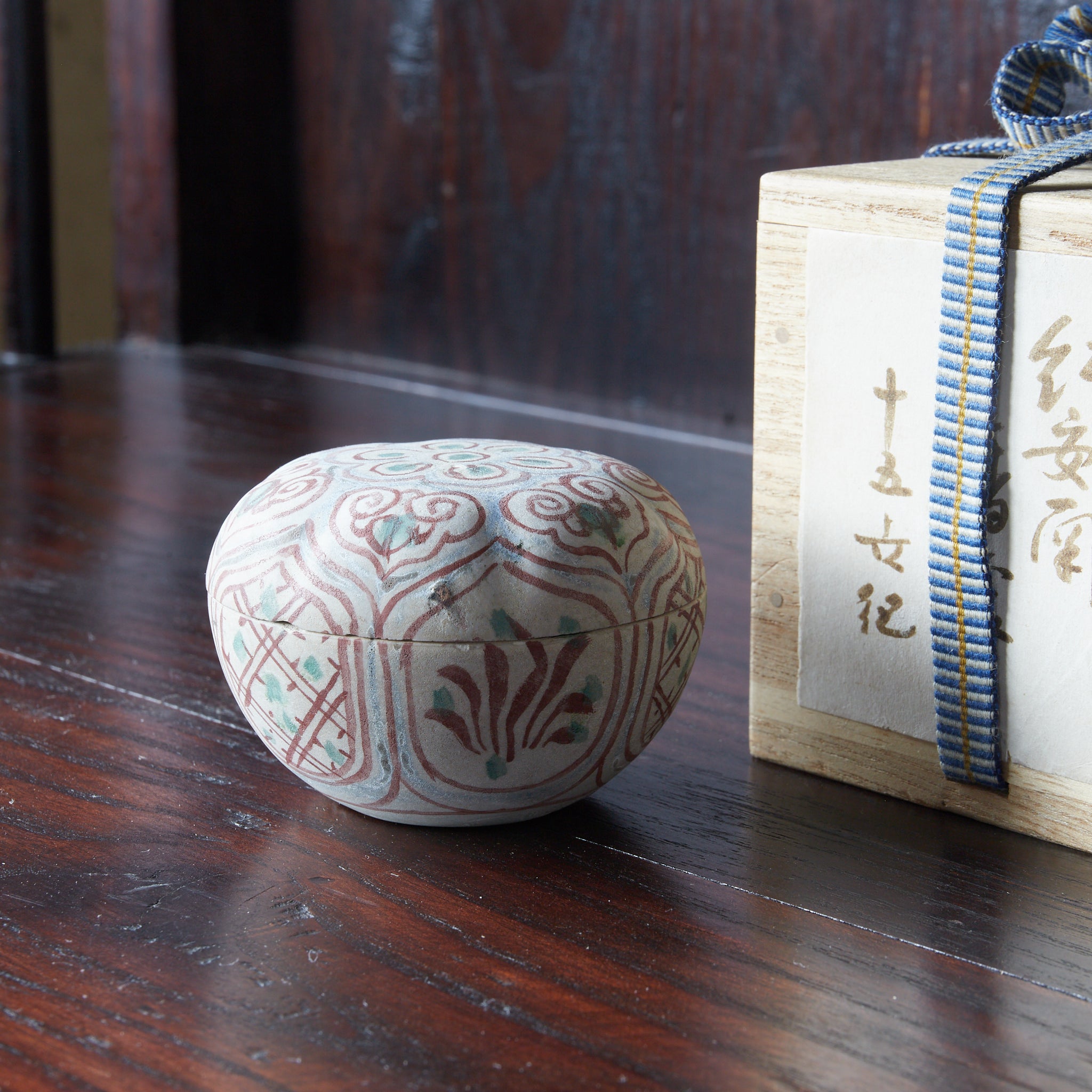 紅安南草花文香合 木箱付（中世：12–16世紀） | 入蘆花（ロカニイル）