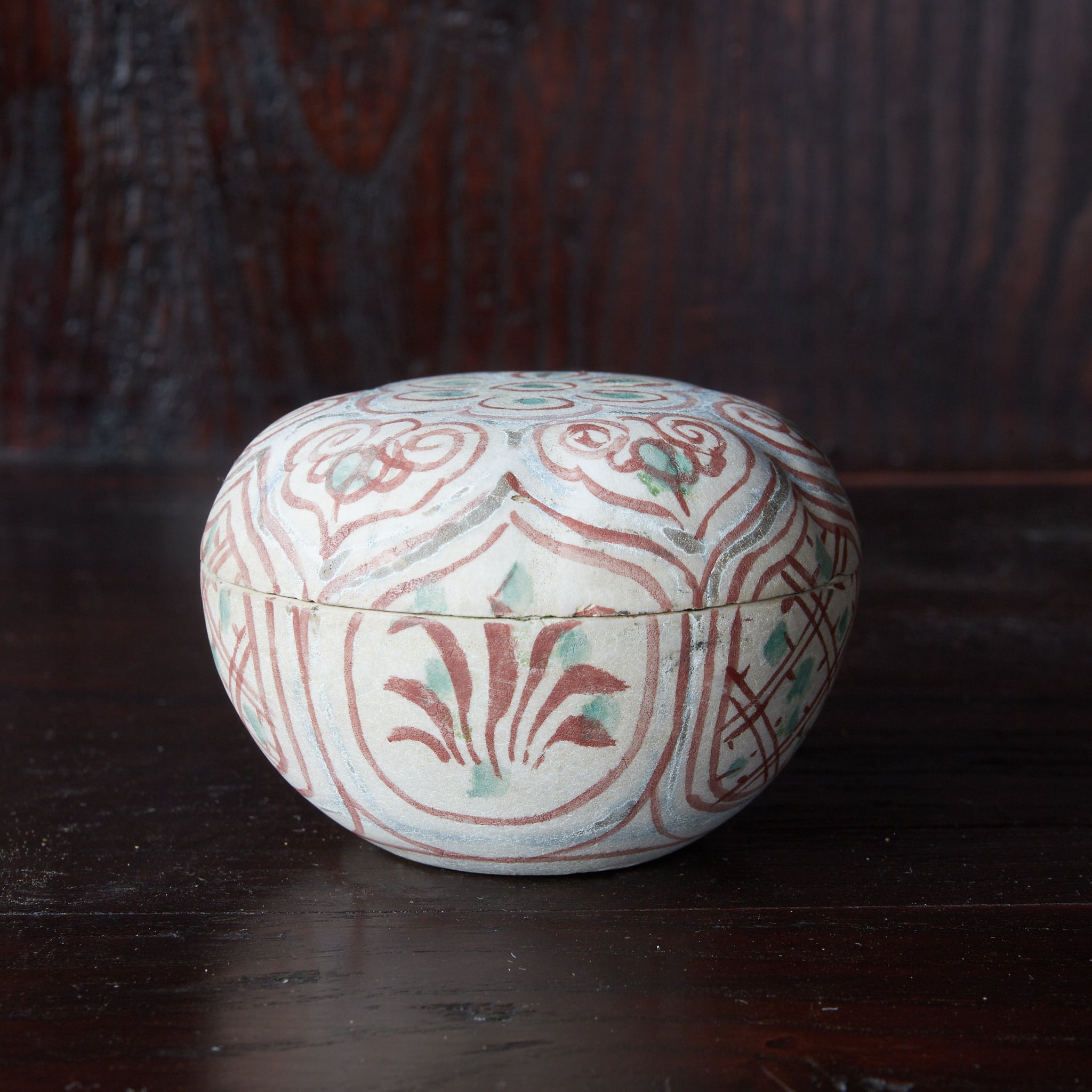 紅安南草花文香合 木箱付（中世：12–16世紀） | 入蘆花（ロカニイル）
