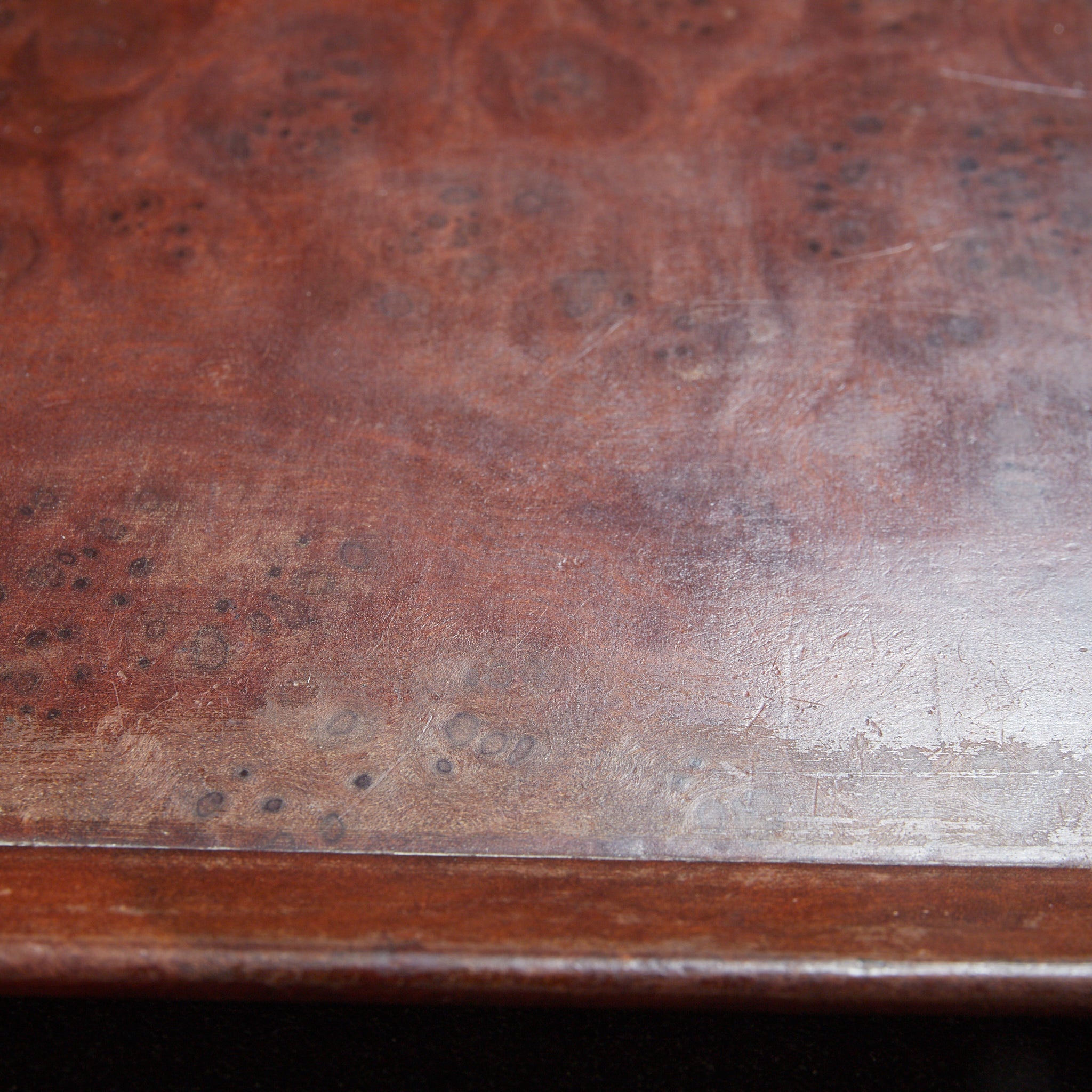 BANDEJA DE TÉ RECTANGULAR DE MADERA DE KARAKI CON VETA NUDOSA