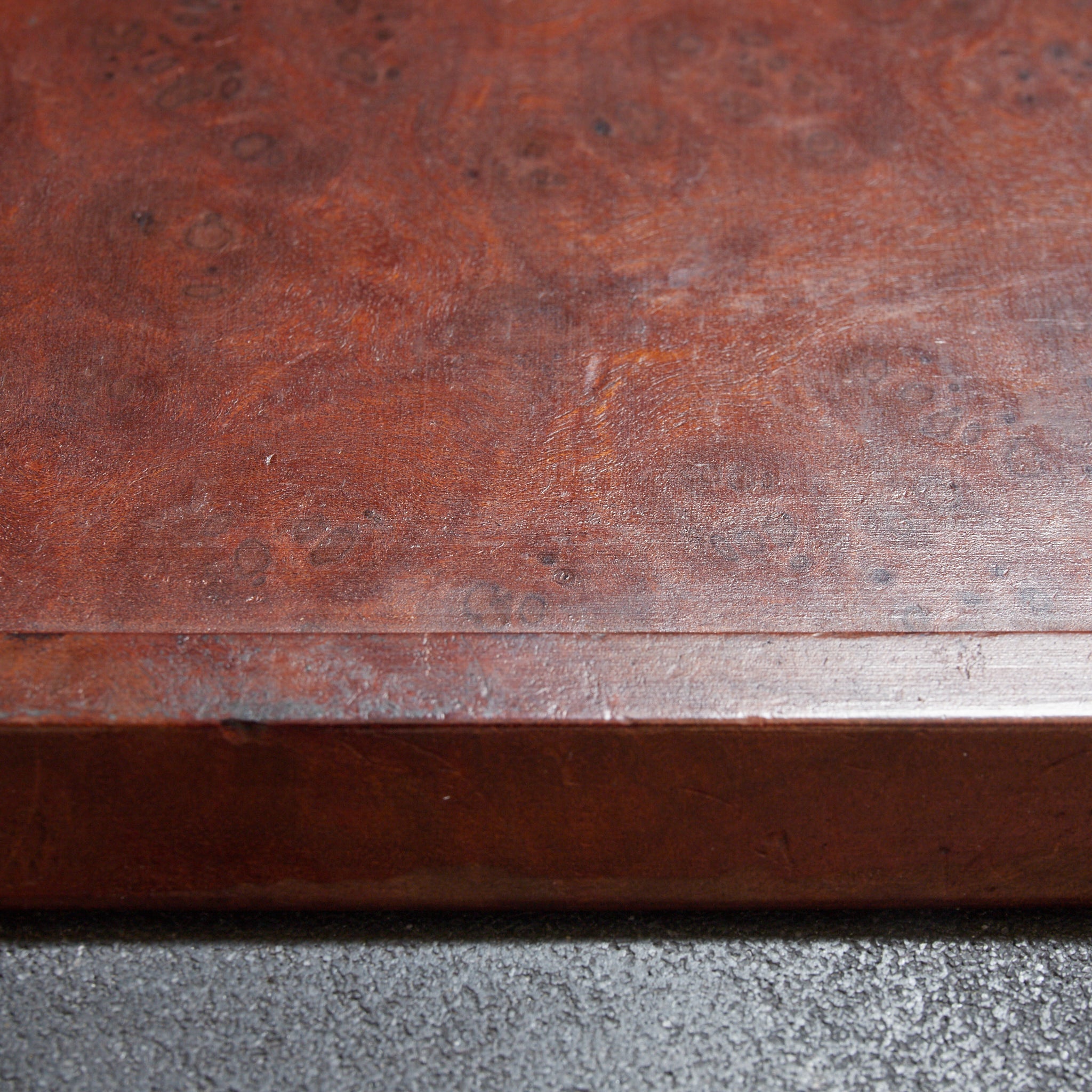 BANDEJA DE TÉ RECTANGULAR DE MADERA DE KARAKI CON VETA NUDOSA