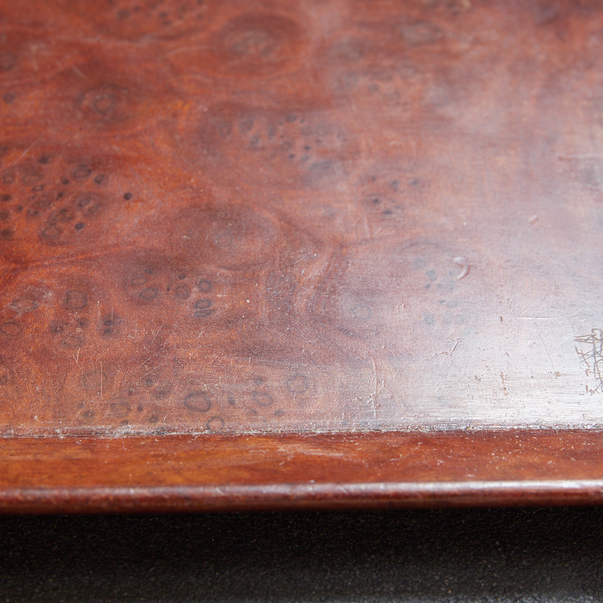 BANDEJA DE TÉ RECTANGULAR DE MADERA DE KARAKI CON VETA NUDOSA