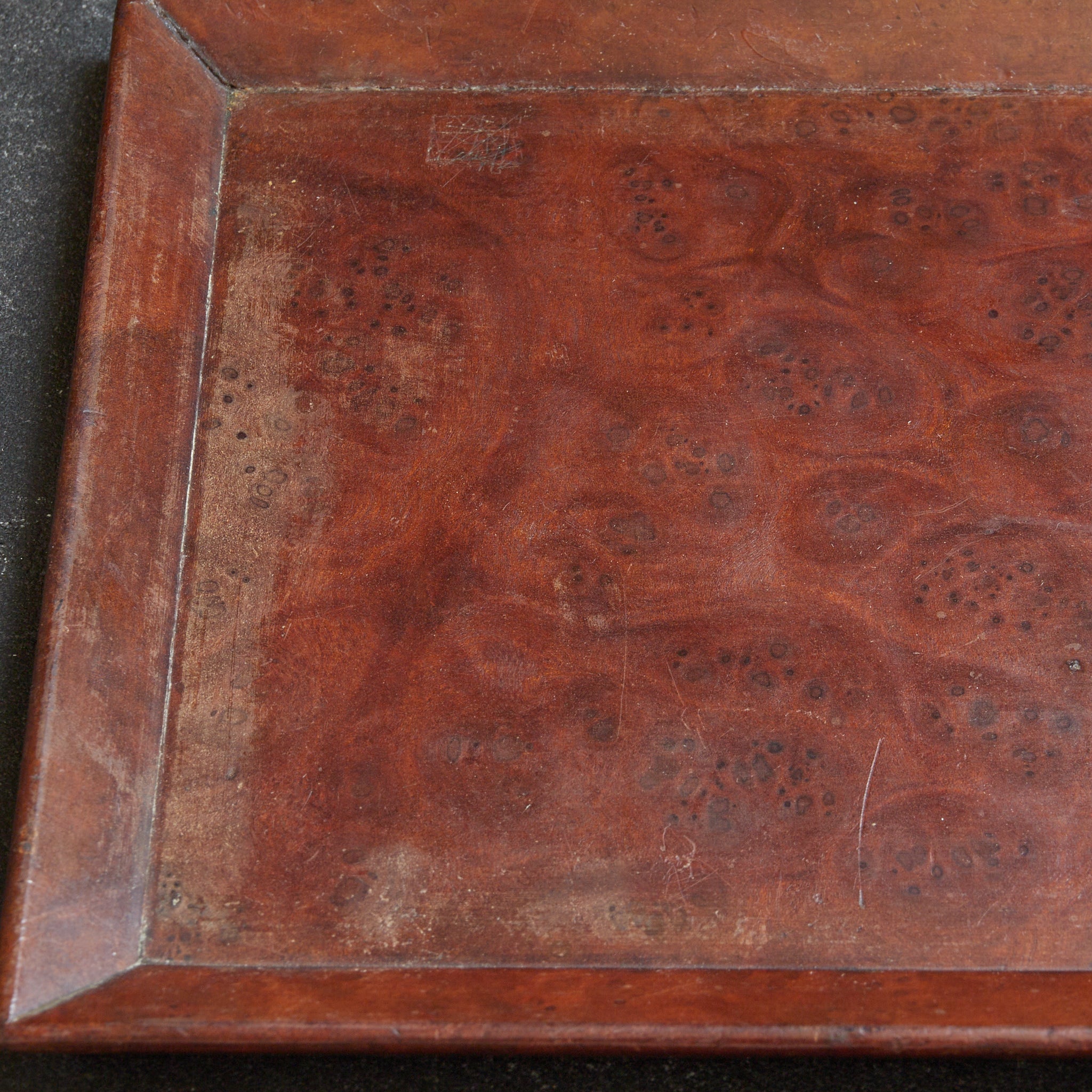BANDEJA DE TÉ RECTANGULAR DE MADERA DE KARAKI CON VETA NUDOSA