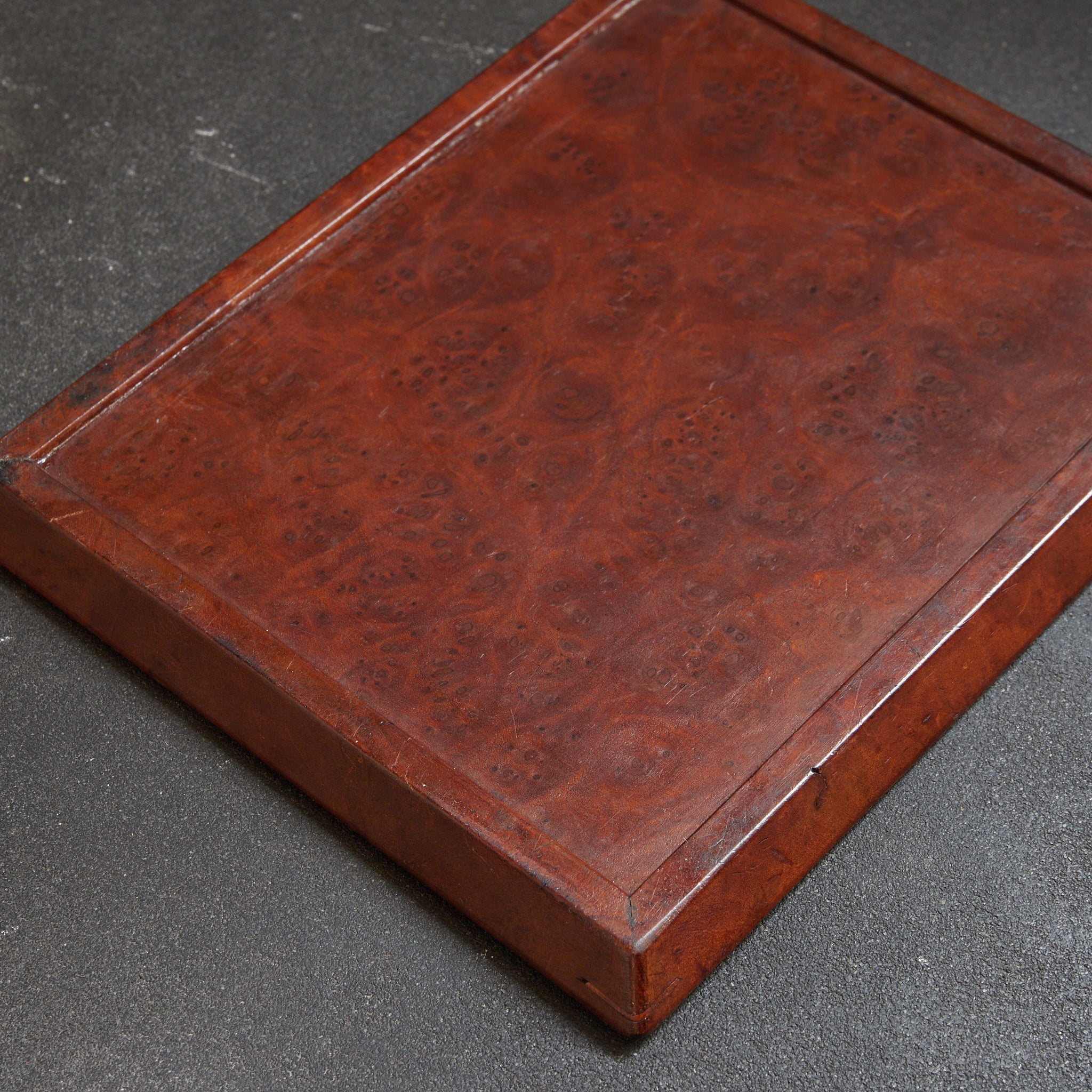 BANDEJA DE TÉ RECTANGULAR DE MADERA DE KARAKI CON VETA NUDOSA