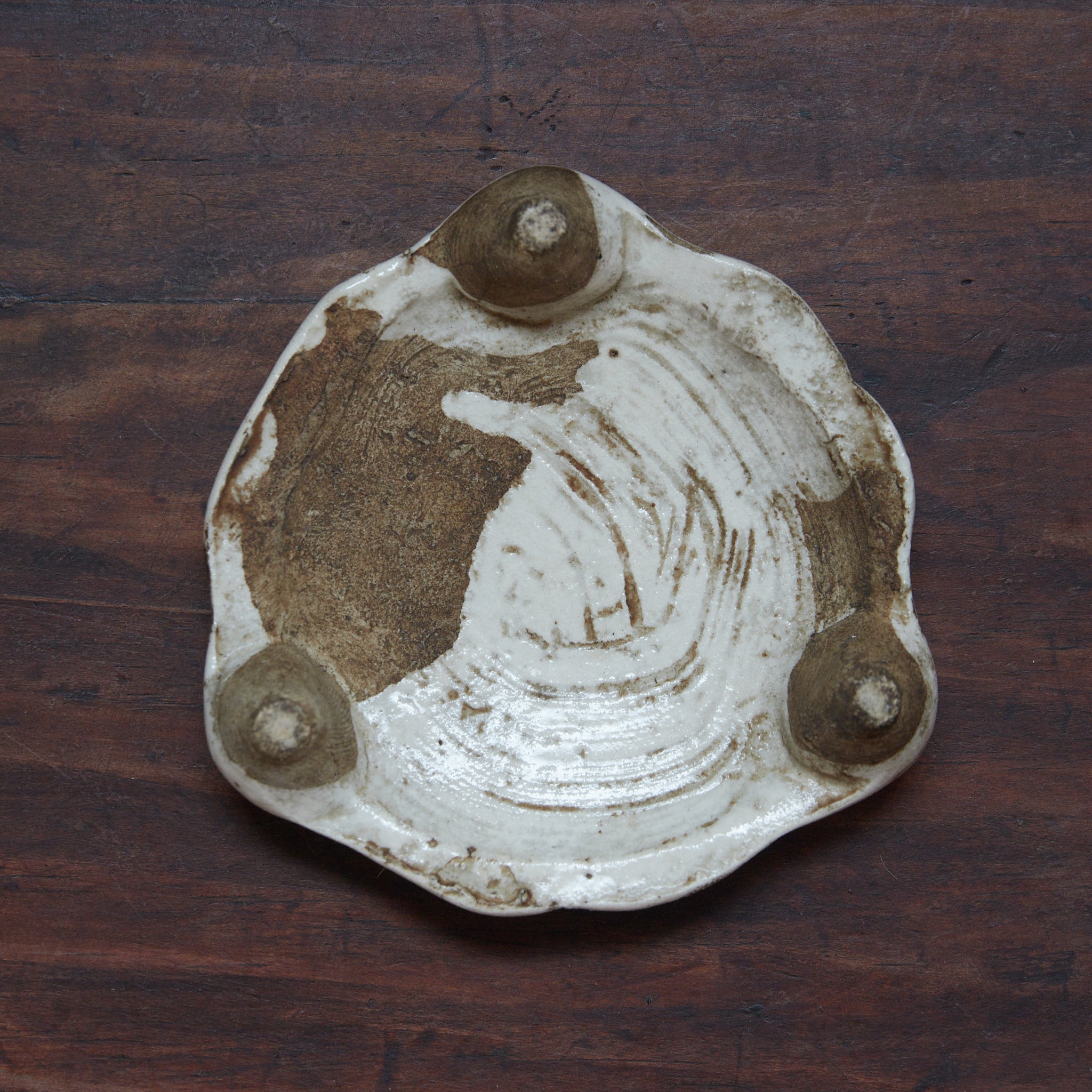 SOPORTE PARA TETERA DE LOTO, Vidriado blanco con tres patas, Período Edo（1603–1867 d. C.）