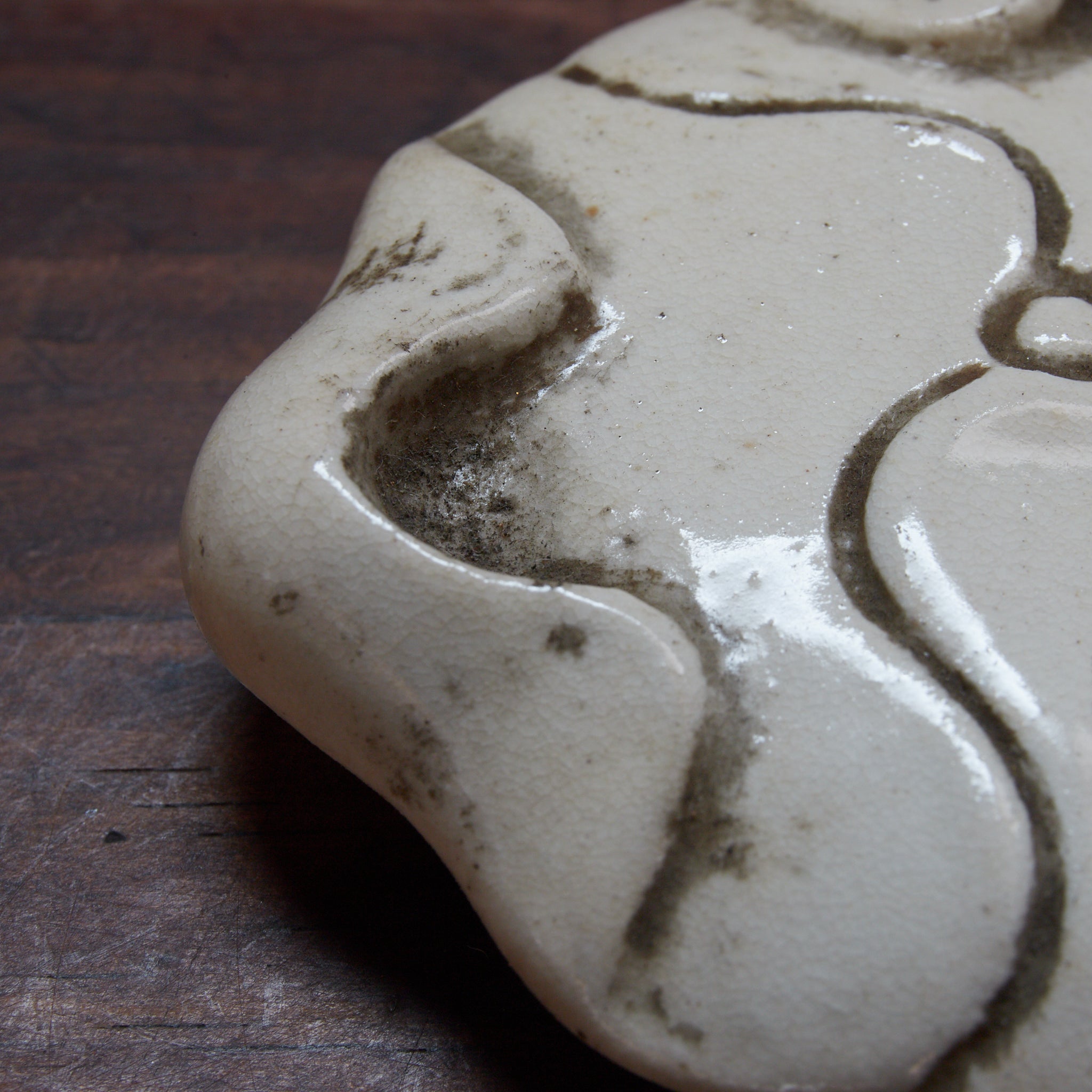 SOPORTE PARA TETERA DE LOTO, Vidriado blanco con tres patas, Período Edo（1603–1867 d. C.）