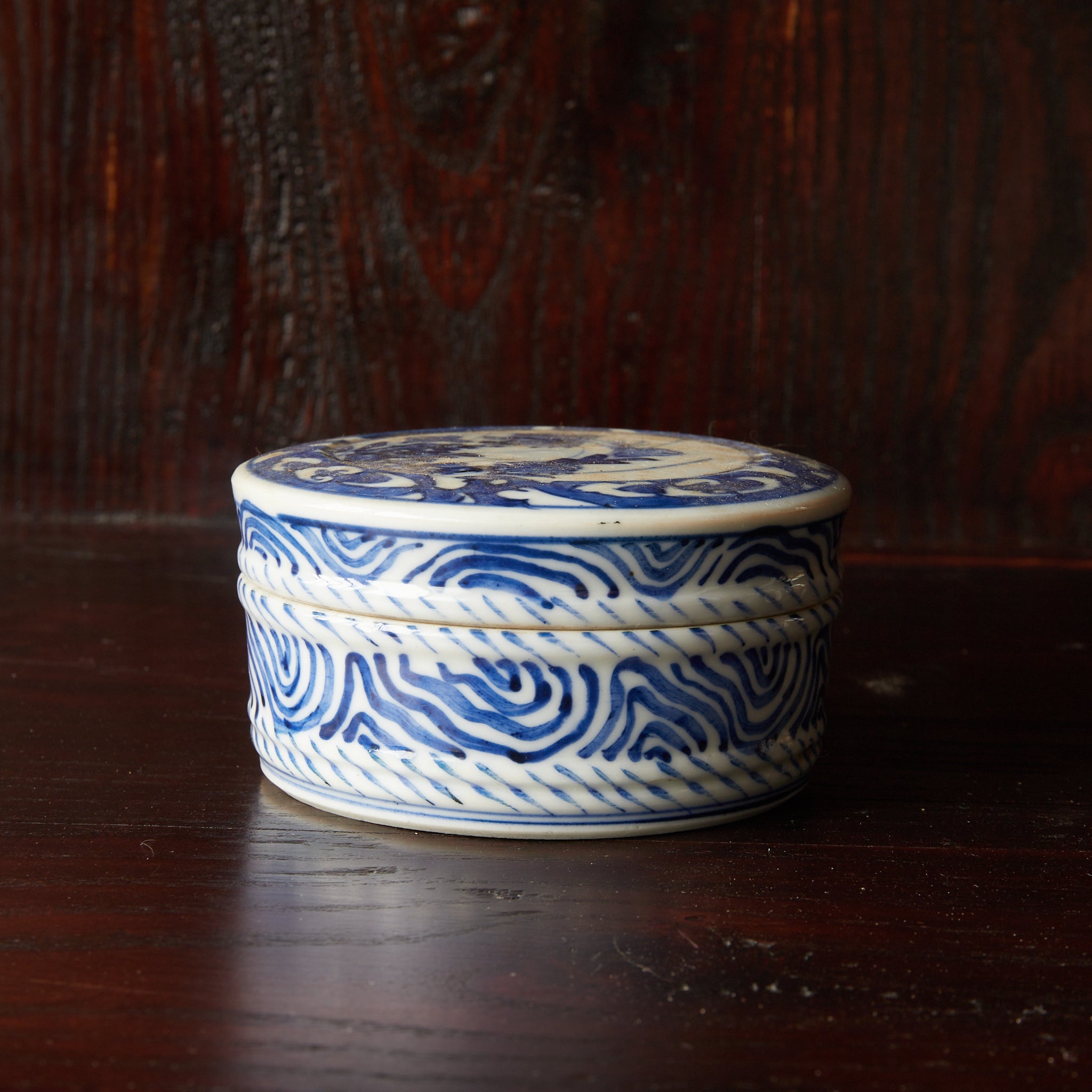 BOL PARA DULCES, Ko-Imari, con azul bajo cubierta diseño floral y vegetal, Período Edo–Meiji（1603–1912 d. C.）