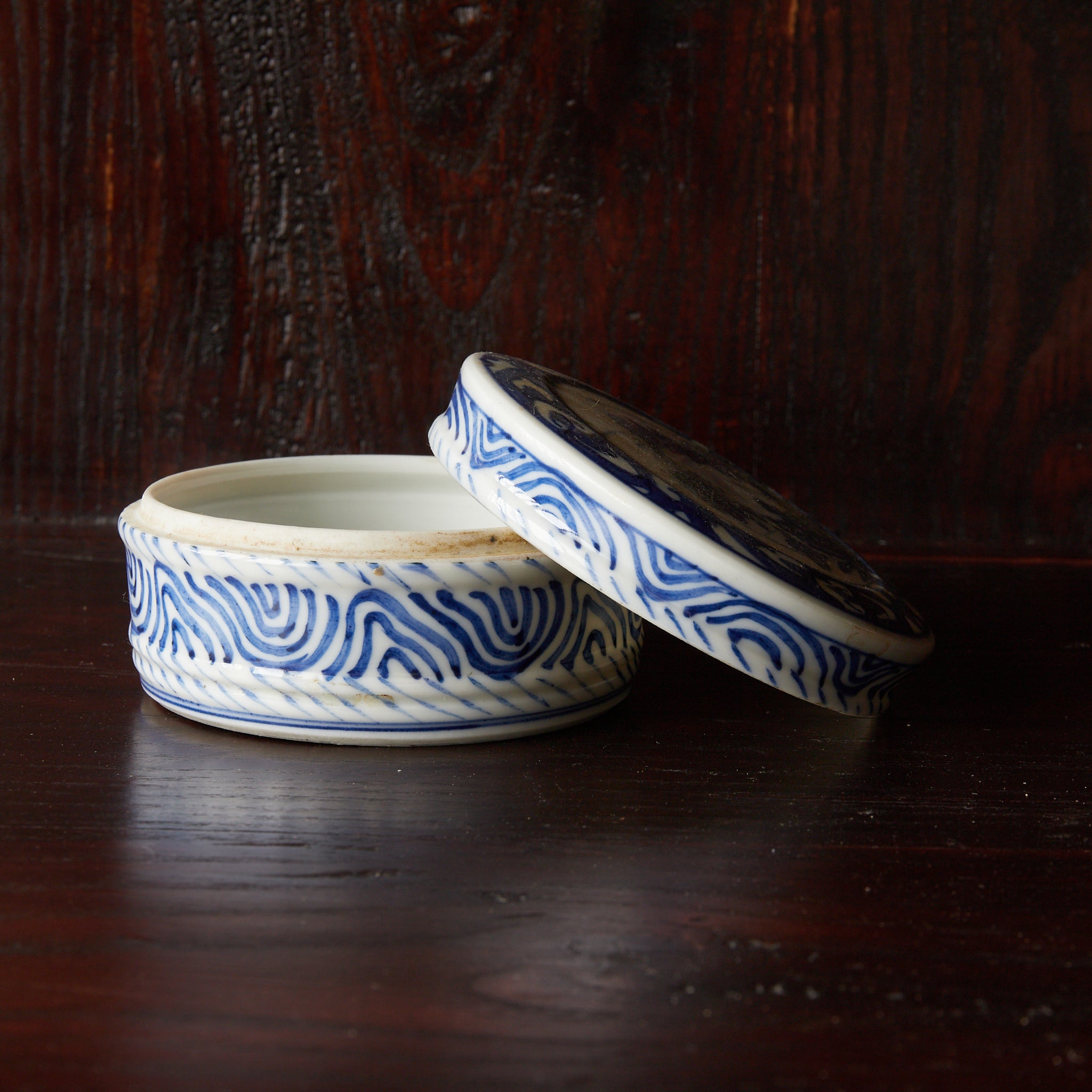 BOL PARA DULCES, Ko-Imari, con azul bajo cubierta diseño floral y vegetal, Período Edo–Meiji（1603–1912 d. C.）