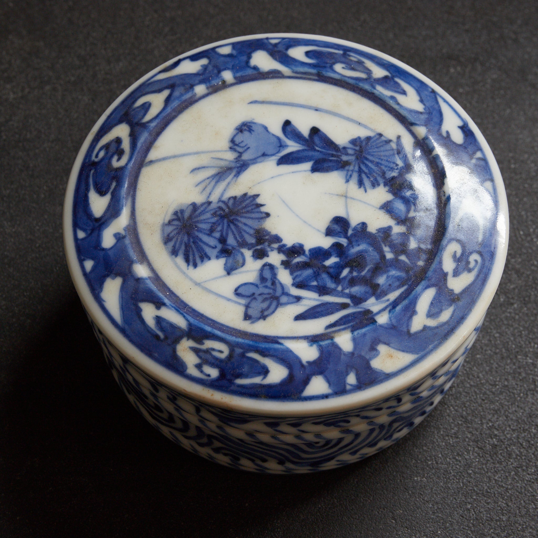 BOL PARA DULCES, Ko-Imari, con azul bajo cubierta diseño floral y vegetal, Período Edo–Meiji（1603–1912 d. C.）