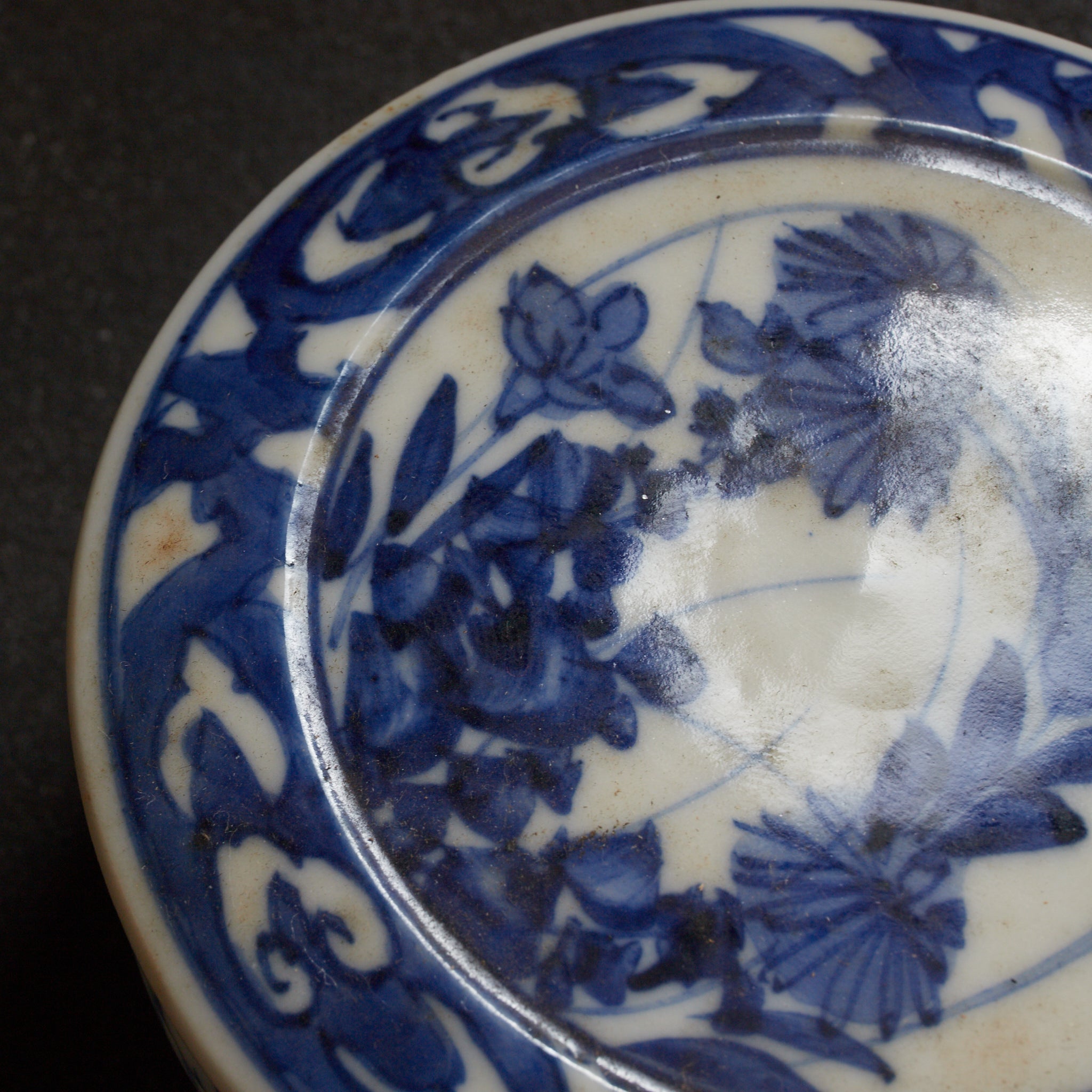 BOL PARA DULCES, Ko-Imari, con azul bajo cubierta diseño floral y vegetal, Período Edo–Meiji（1603–1912 d. C.）