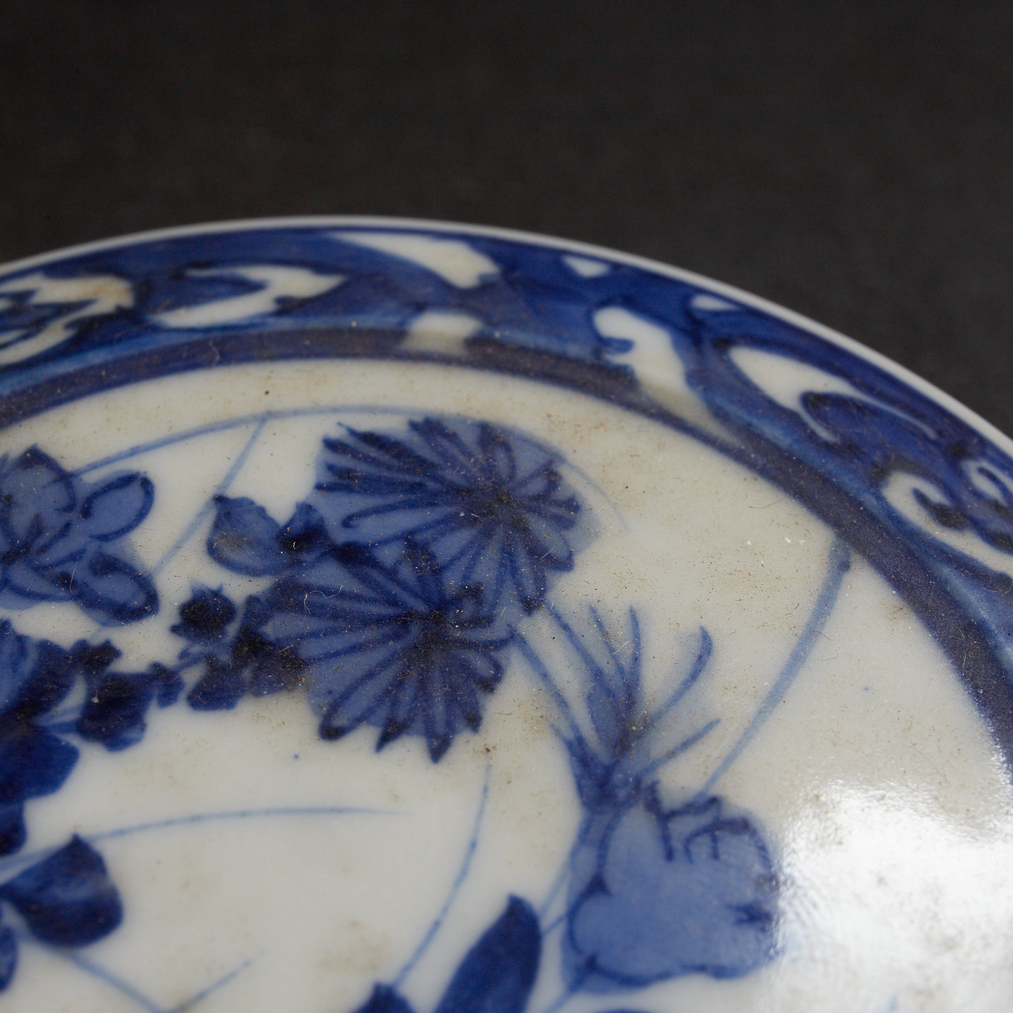 BOL PARA DULCES, Ko-Imari, con azul bajo cubierta diseño floral y vegetal, Período Edo–Meiji（1603–1912 d. C.）