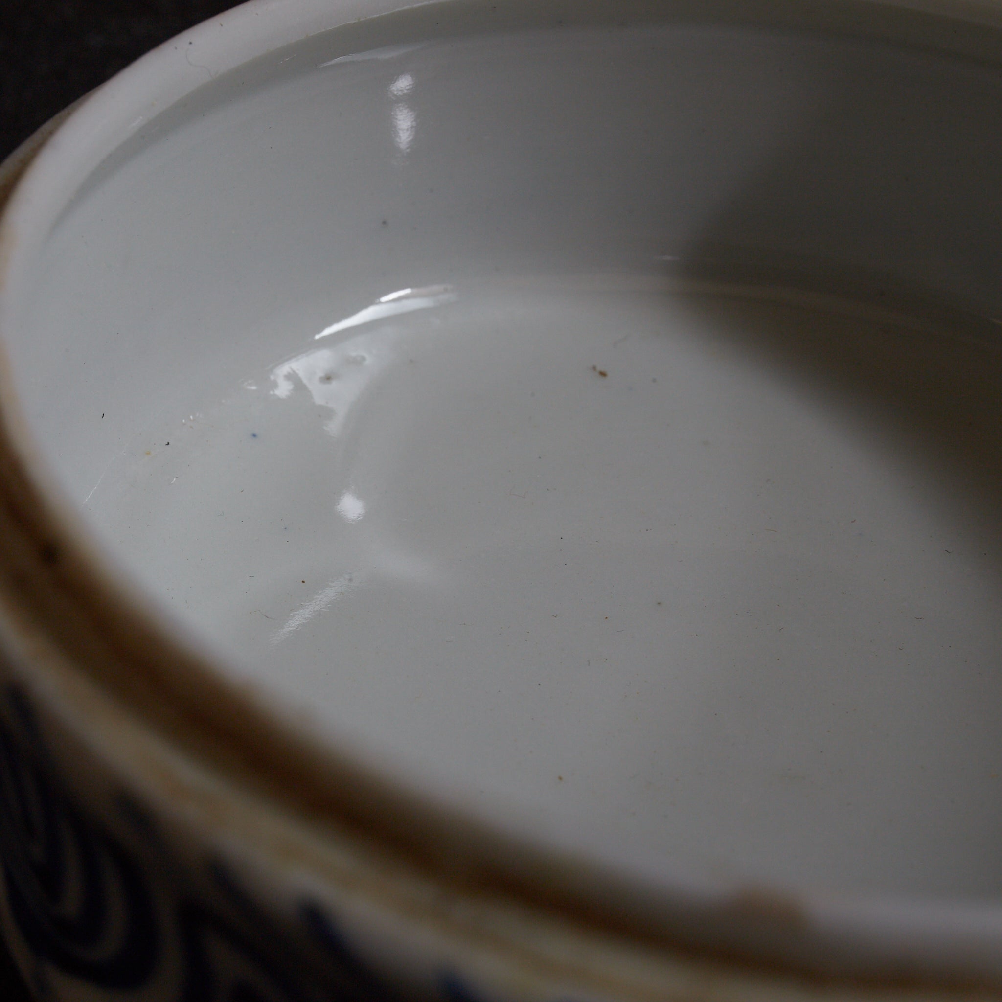 BOL PARA DULCES, Ko-Imari, con azul bajo cubierta diseño floral y vegetal, Período Edo–Meiji（1603–1912 d. C.）