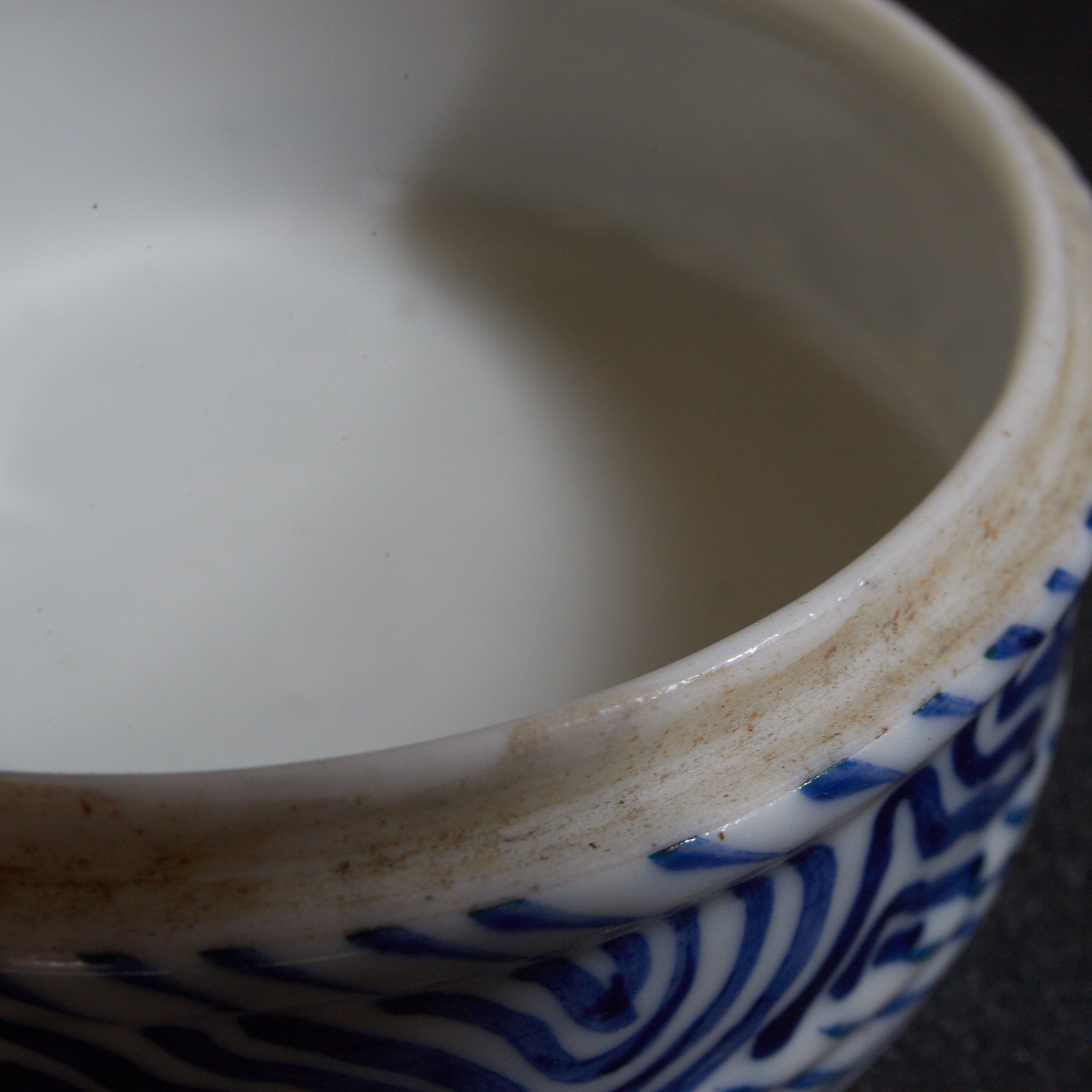 BOL PARA DULCES, Ko-Imari, con azul bajo cubierta diseño floral y vegetal, Período Edo–Meiji（1603–1912 d. C.）