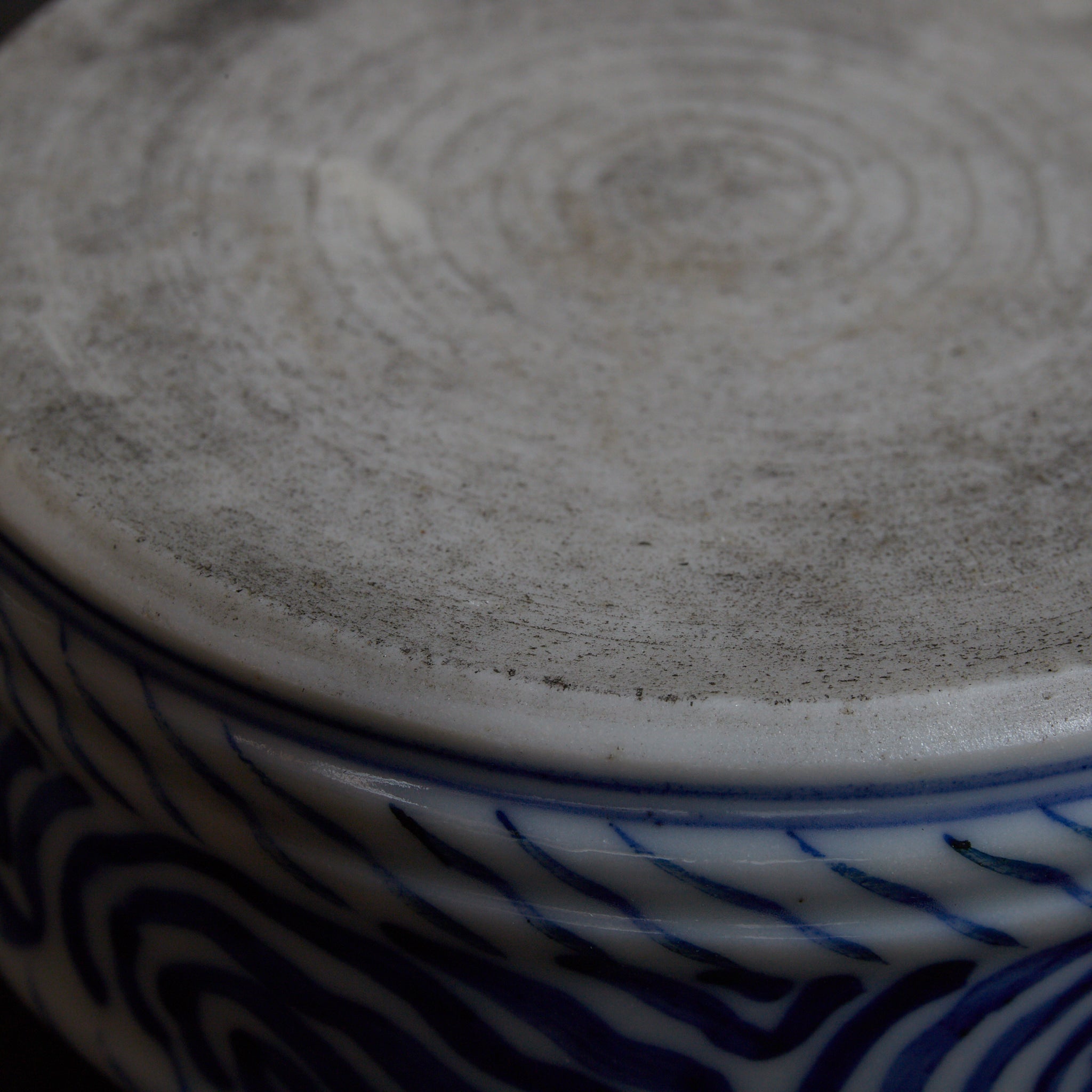 BOL PARA DULCES, Ko-Imari, con azul bajo cubierta diseño floral y vegetal, Período Edo–Meiji（1603–1912 d. C.）