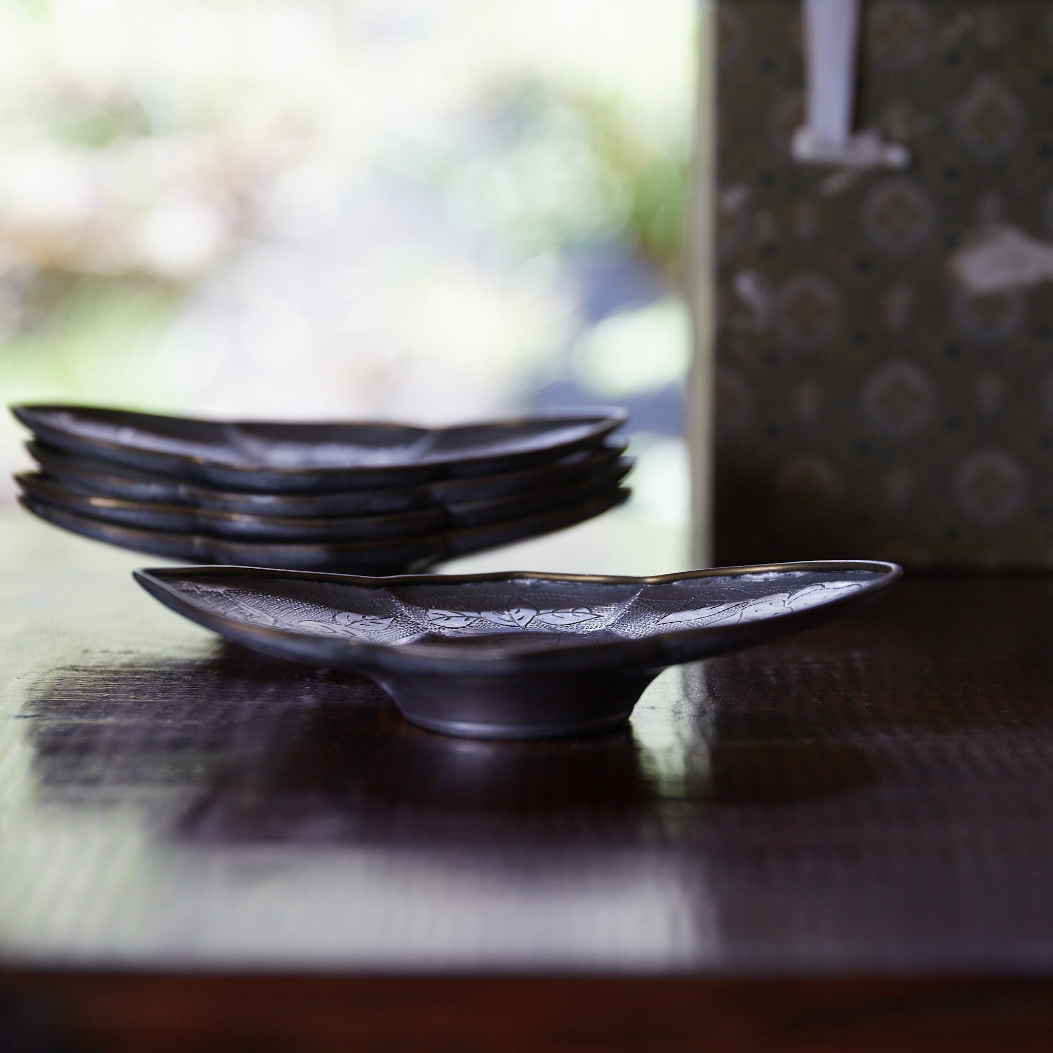 ANCIENNE SOUCOUPE EN FLEUR LOBÉE EN ÉTAIN, marqué Qianlong nian zhi, recouverte de cuivre, Avec boîte, ensemble de 5, Dynastie Qing（1616–1911 apr. J.-C.）