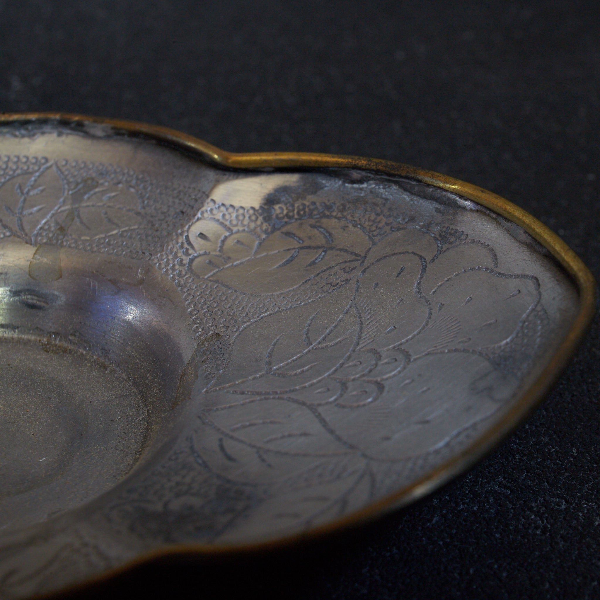 OLD LOBED-FLOWER-SHAPED TIN TEA SAUCER, marked Qianlong nian zhi, copper-covered, With box, set of 5, Qing Dynasty（1616–1911CE）