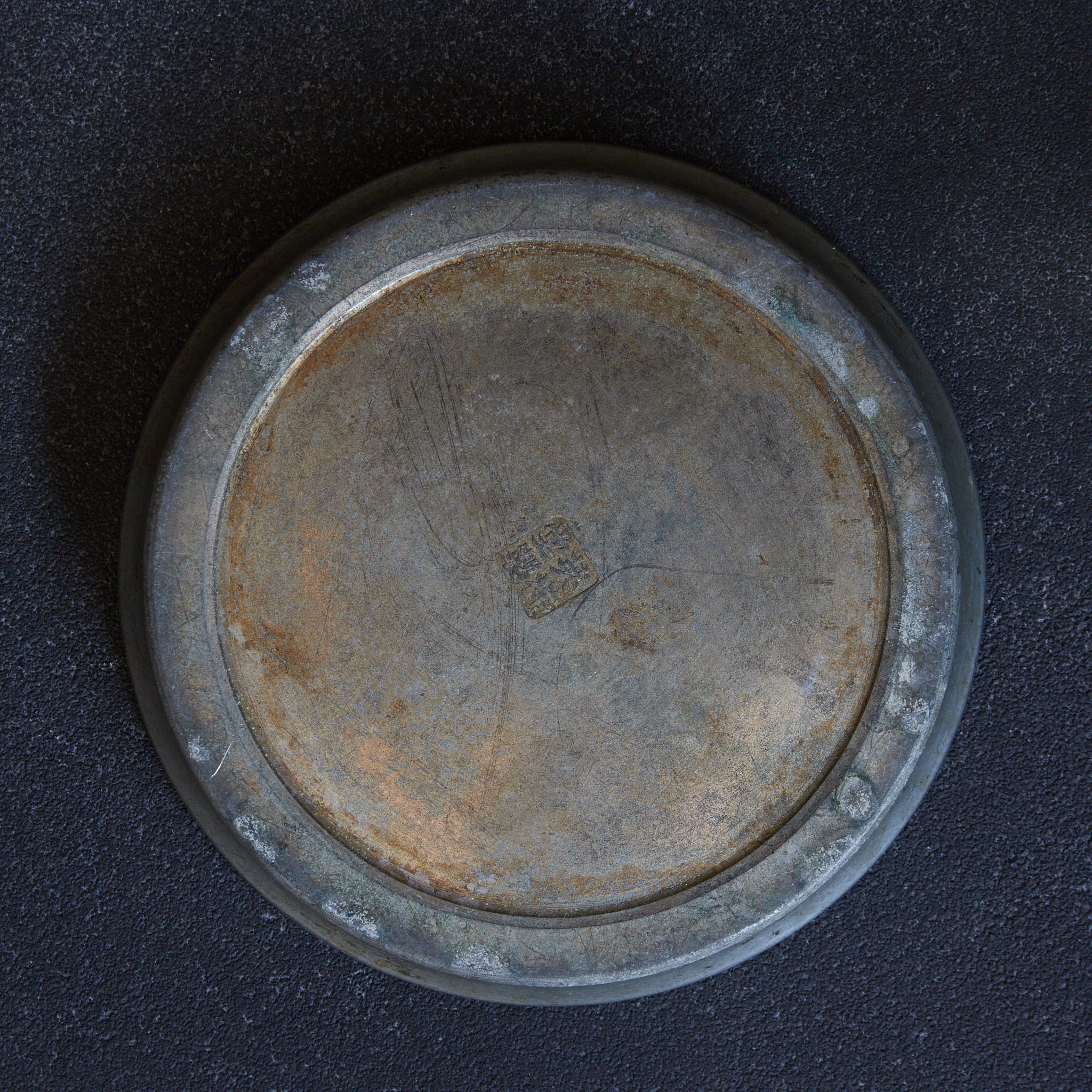 SOPORTE PARA TETERA REDONDO DE ESTAÑO VIEJO, Eishōdō zō, Dinastía Qing（1616–1911 d. C.）