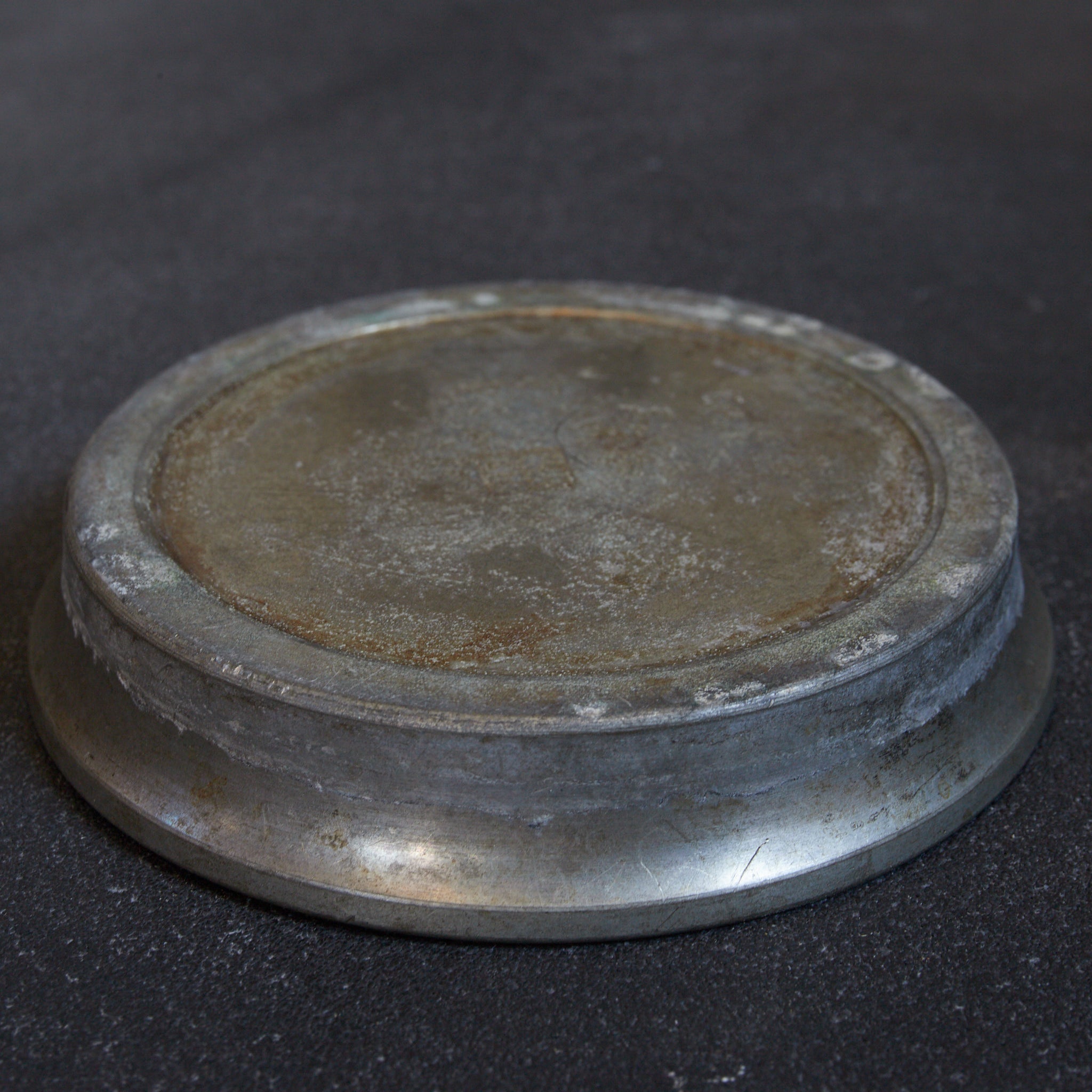 SOPORTE PARA TETERA REDONDO DE ESTAÑO VIEJO, Eishōdō zō, Dinastía Qing（1616–1911 d. C.）
