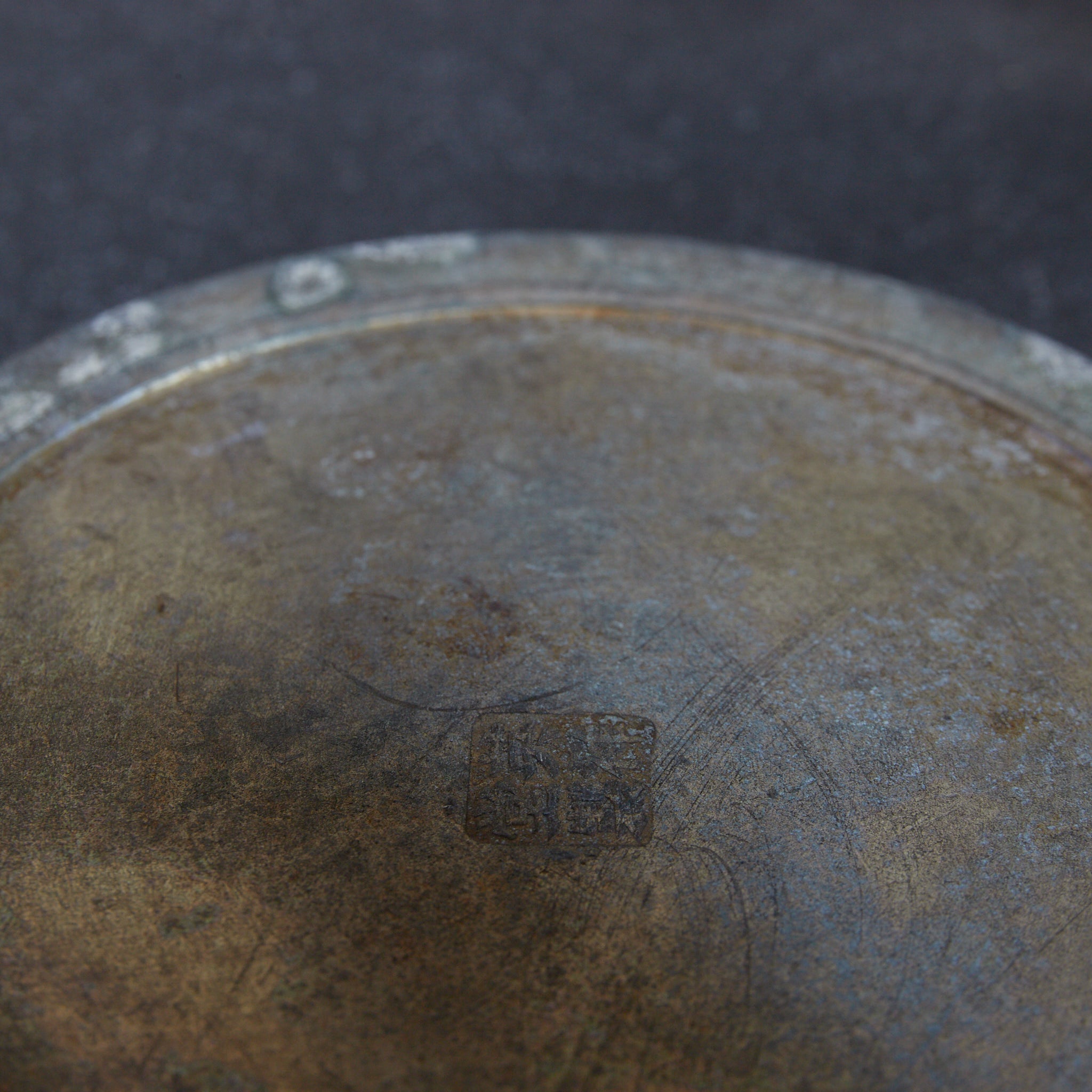 SOPORTE PARA TETERA REDONDO DE ESTAÑO VIEJO, Eishōdō zō, Dinastía Qing（1616–1911 d. C.）