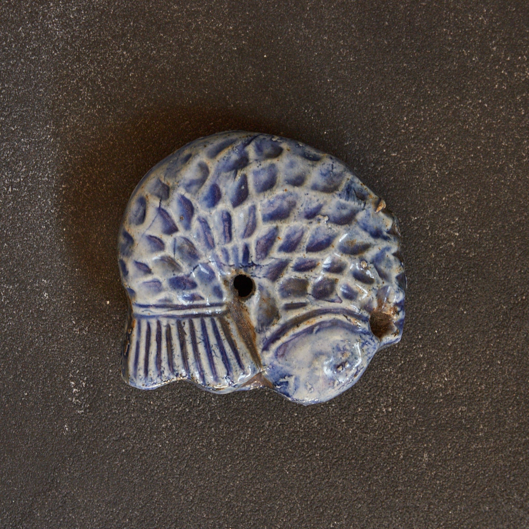 李朝　瑠璃釉　魚形水滴　V　R4752 李朝 瑠璃釉鯉形水滴（1392–1897CE） | 入蘆花（ロカニイル）