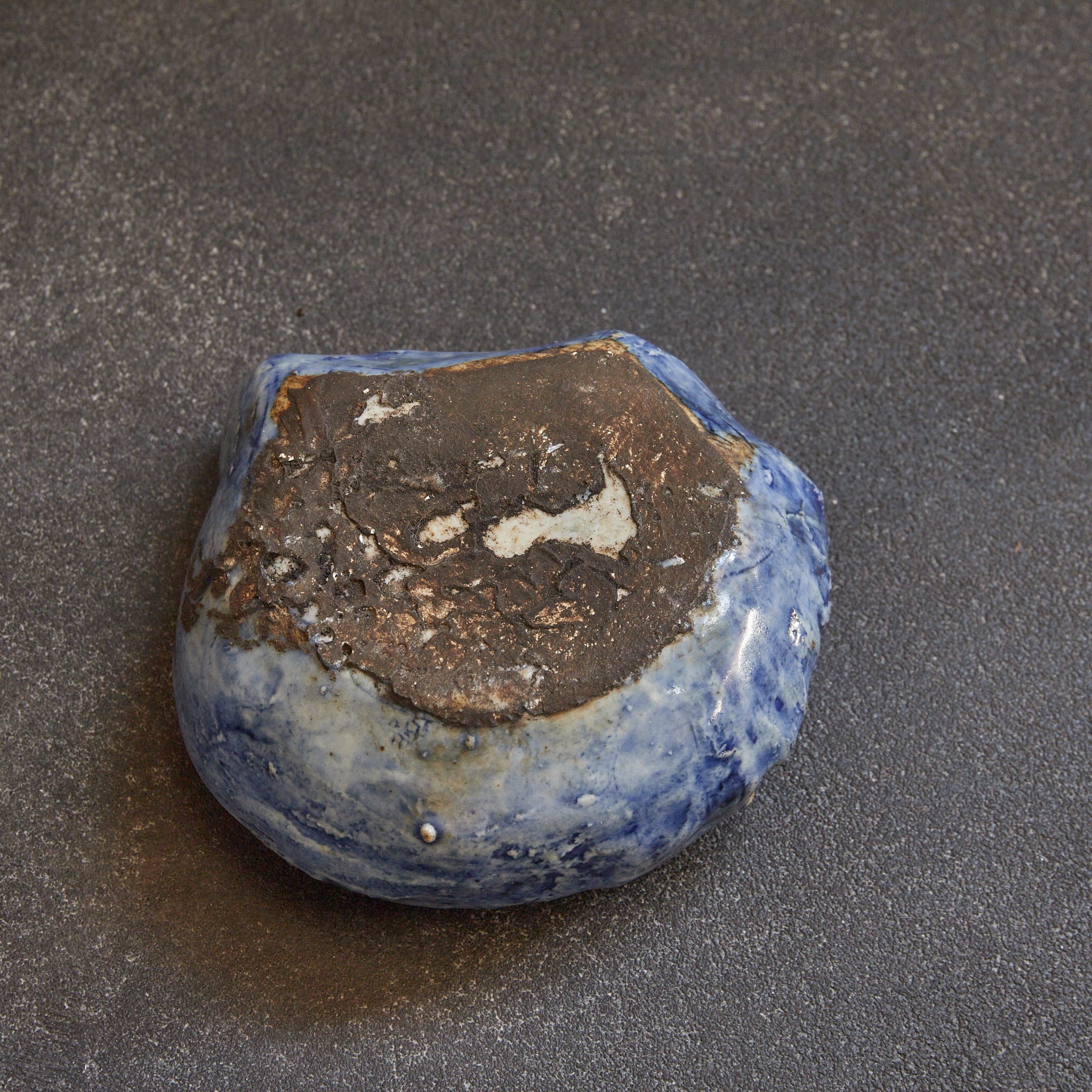 李朝 瑠璃釉鯉形水滴（1392–1897CE） | 入蘆花（ロカニイル）