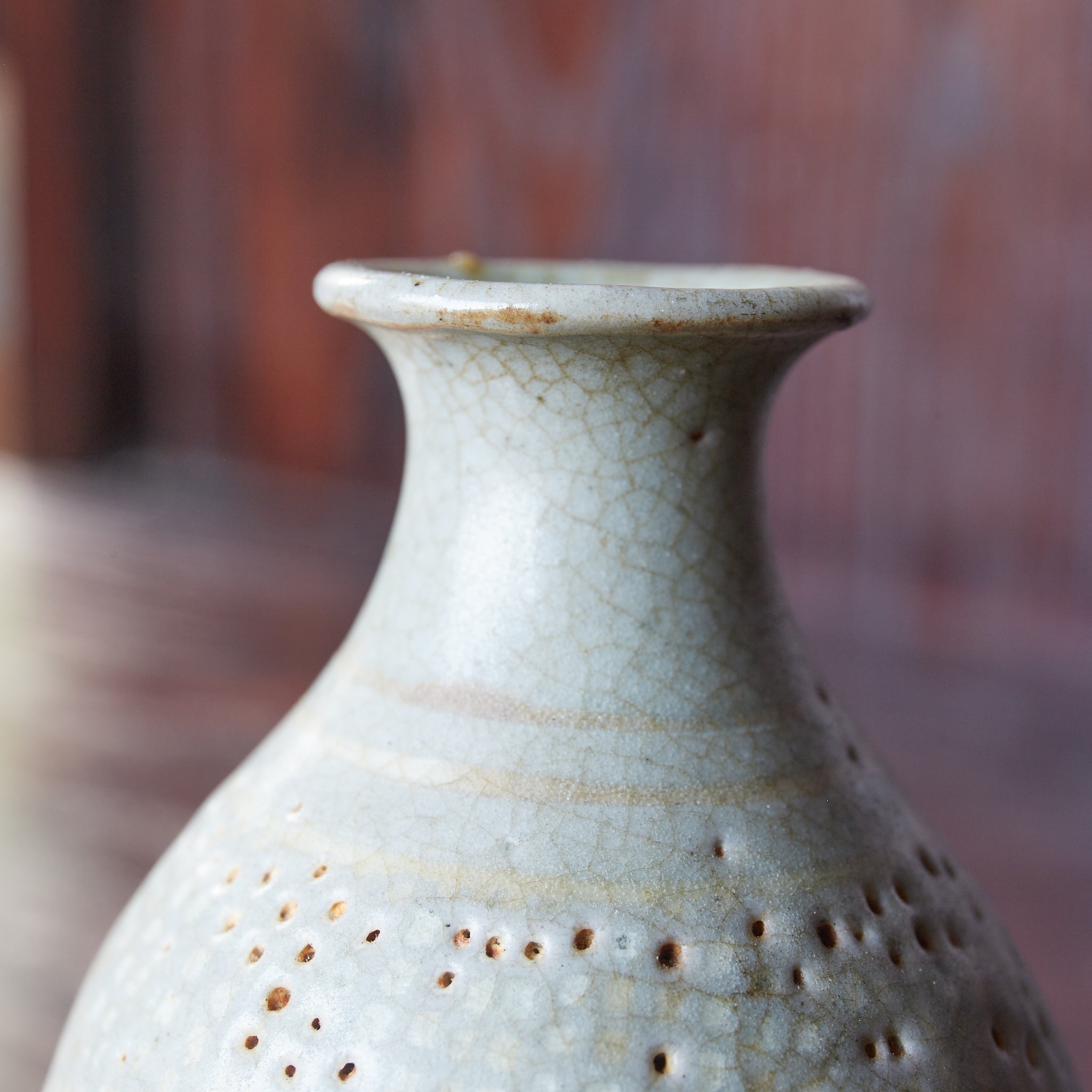 李朝 粉青白象嵌瓶 徳利（1392–1897CE） | 入蘆花（ロカニイル）