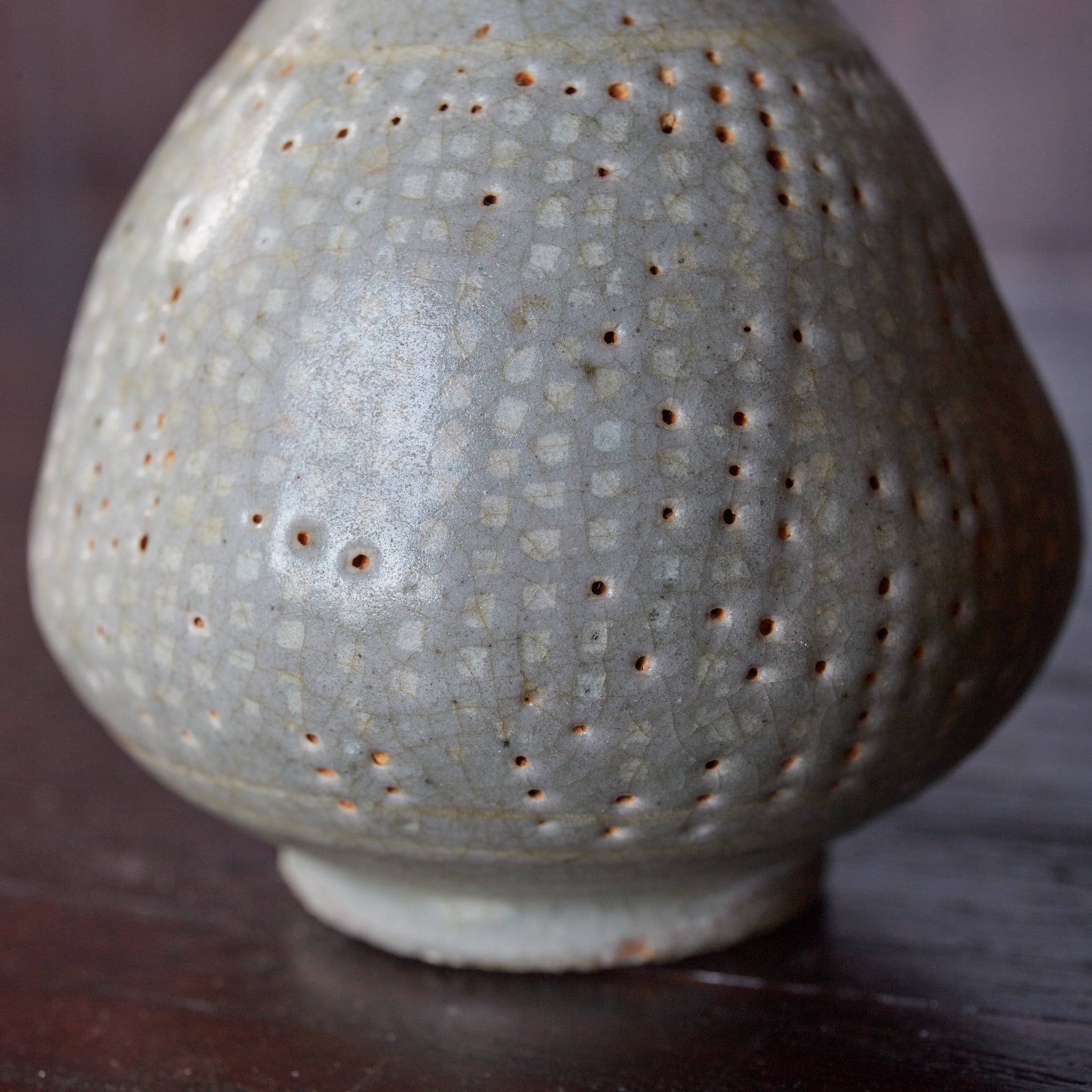 李朝 粉青白象嵌瓶 徳利（1392–1897CE） | 入蘆花（ロカニイル）