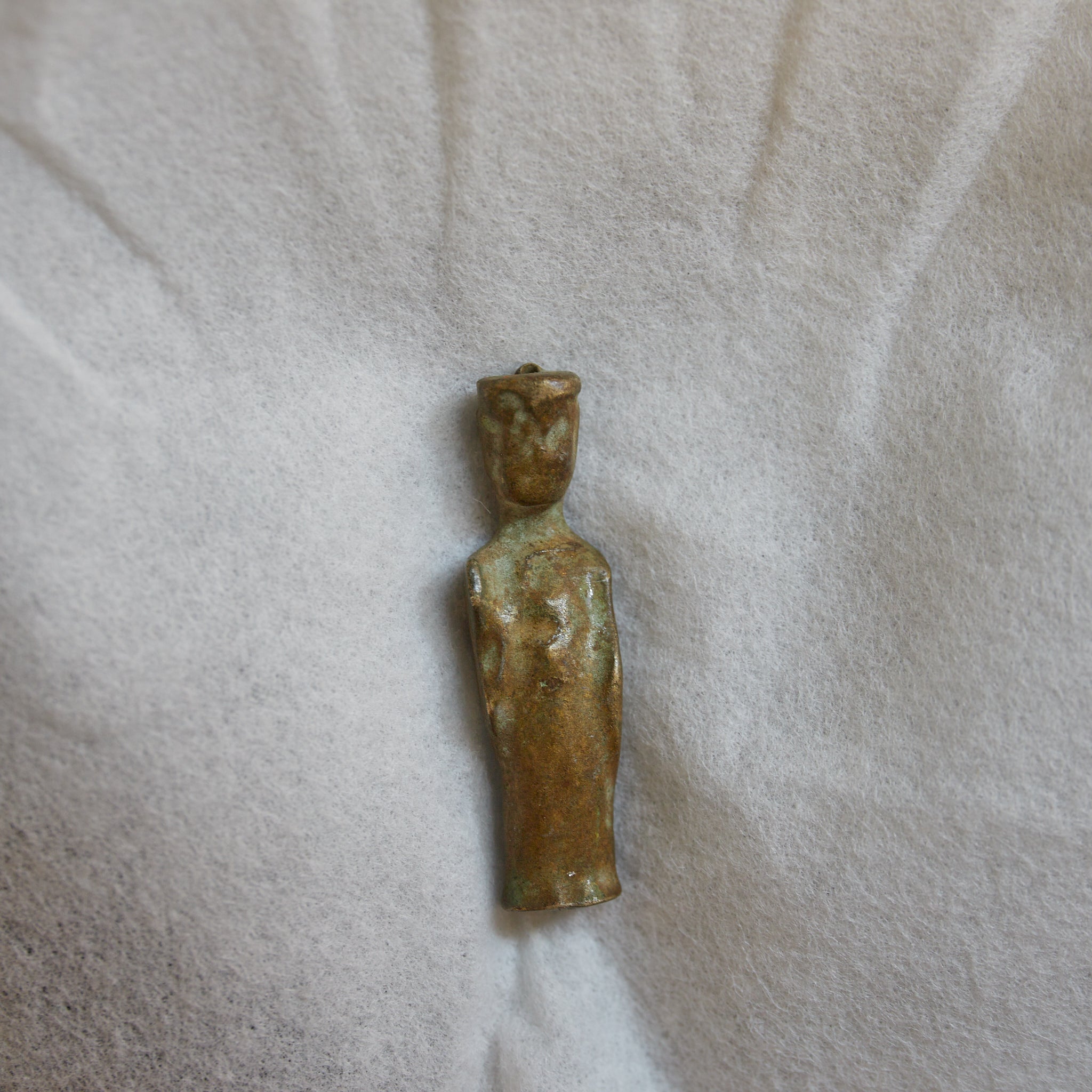 FIGURA BUDISTA EN MINIATURA DE COBRE VIEJA, Período Edo–Meiji（1603–1912 d. C.）