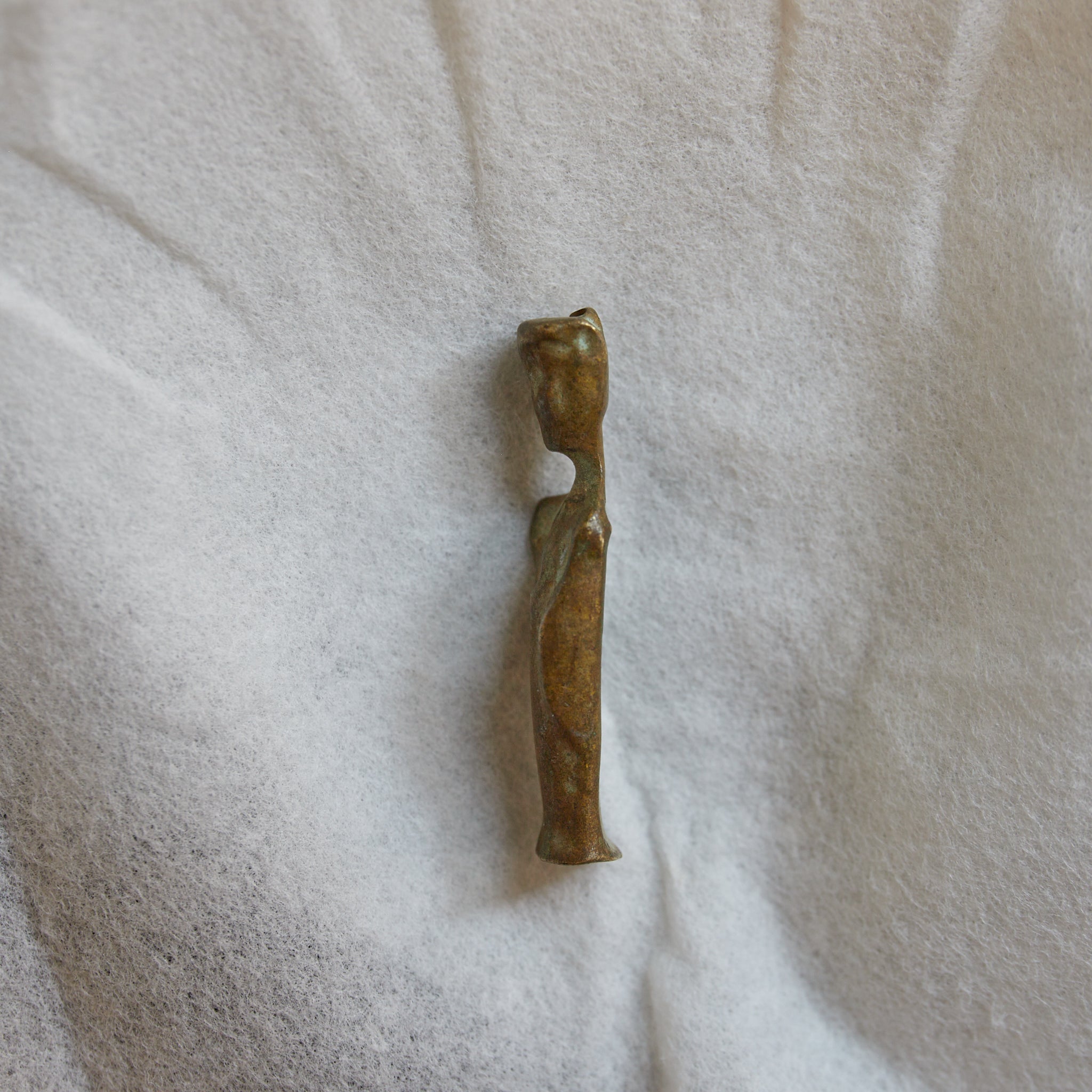 FIGURA BUDISTA EN MINIATURA DE COBRE VIEJA, Período Edo–Meiji（1603–1912 d. C.）