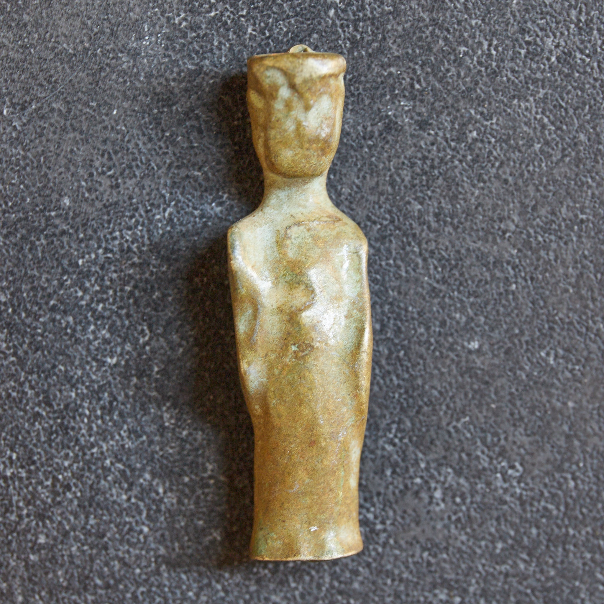 FIGURA BUDISTA EN MINIATURA DE COBRE VIEJA, Período Edo–Meiji（1603–1912 d. C.）