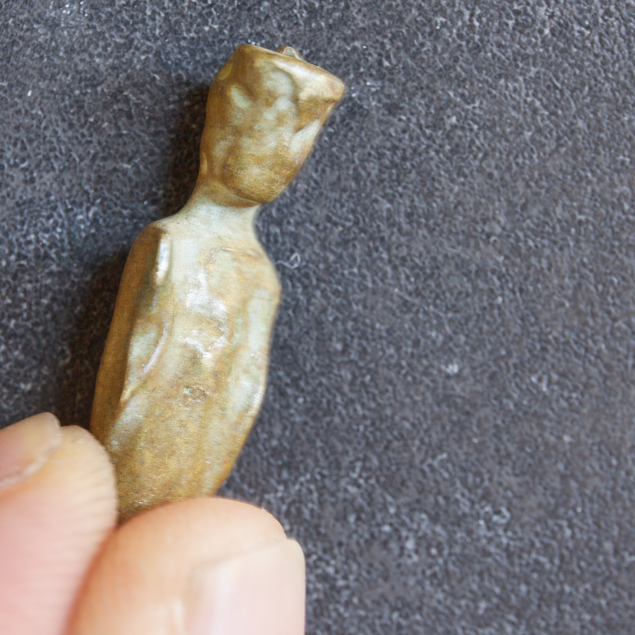 FIGURA BUDISTA EN MINIATURA DE COBRE VIEJA, Período Edo–Meiji（1603–1912 d. C.）