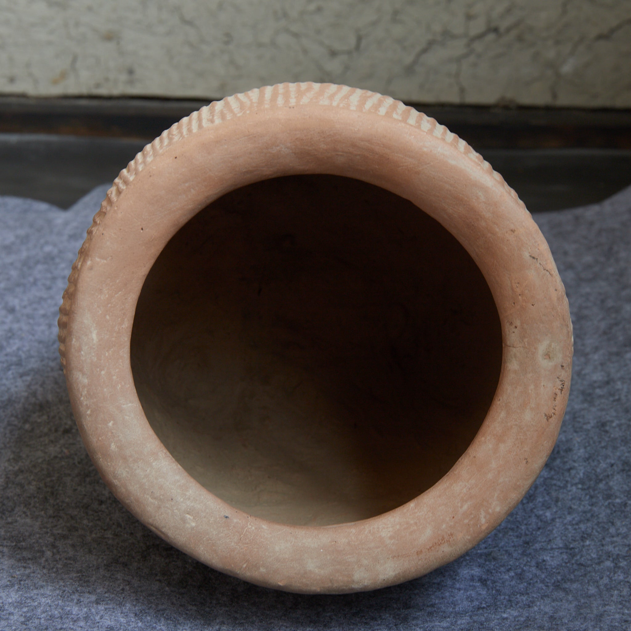 陝西龍山文化 紅陶三足鬲 木箱付（2500–2000BCE） | 入蘆花（ロカニイル）