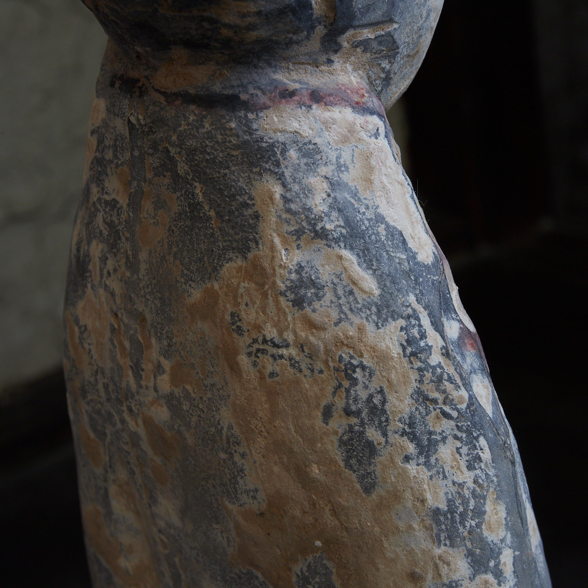 漢代 灰陶加彩 女子俑（206BCE–220CE） | 入蘆花（ロカニイル）