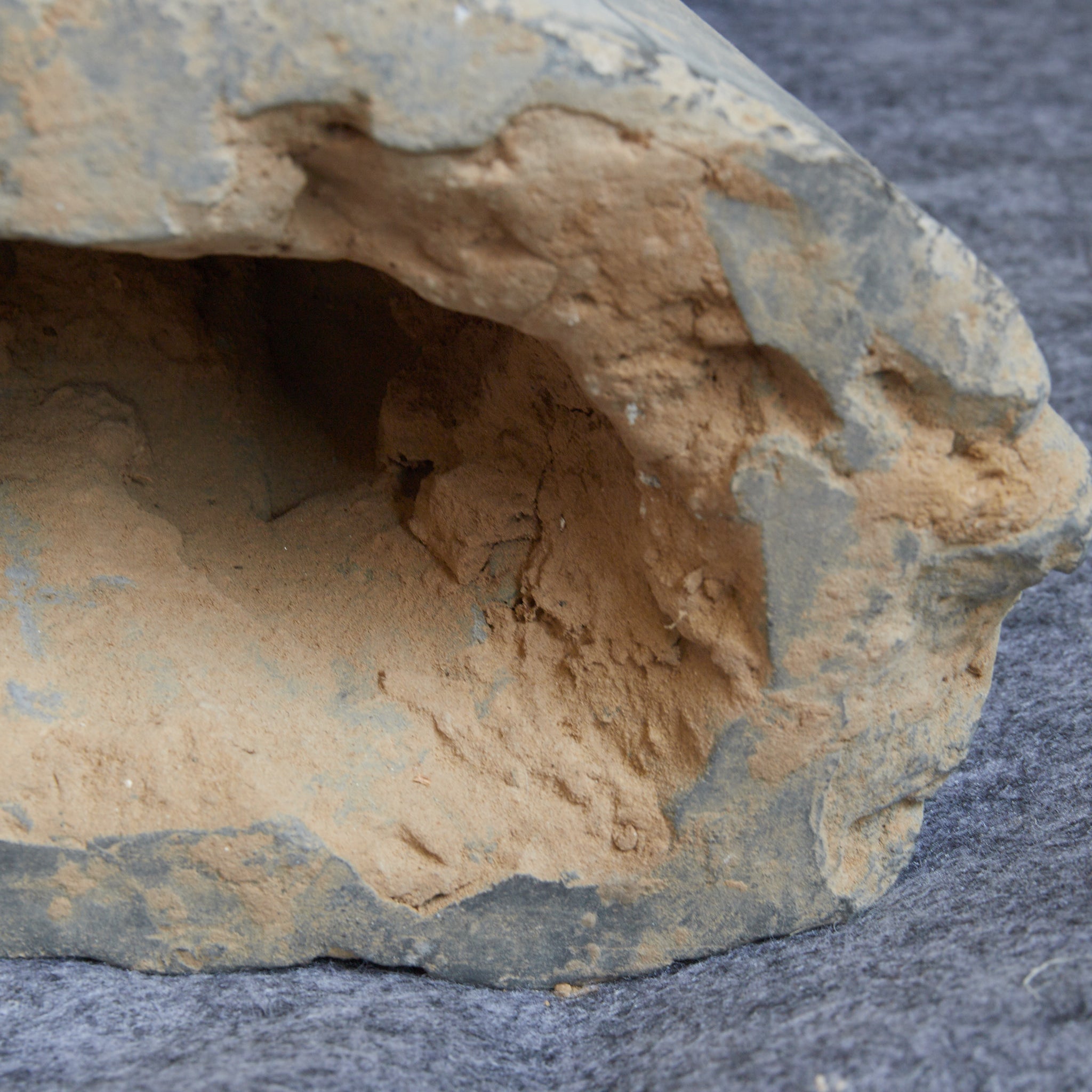 漢代 灰陶加彩 女子俑（206BCE–220CE）