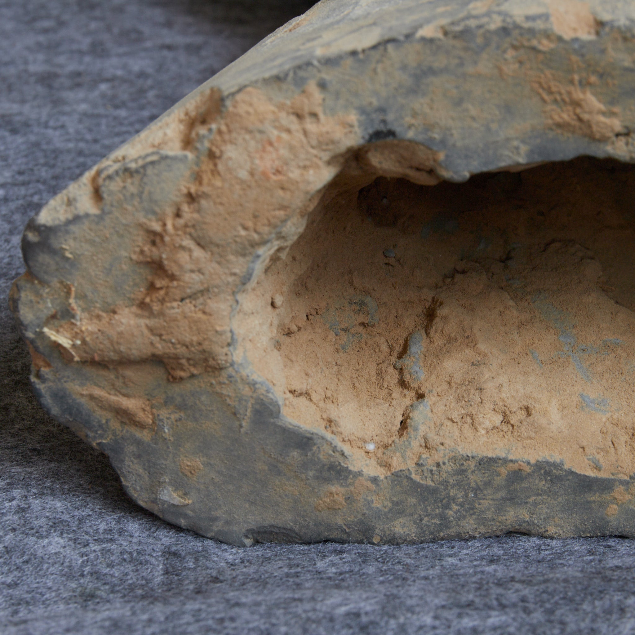 漢代 灰陶加彩 女子俑（206BCE–220CE）