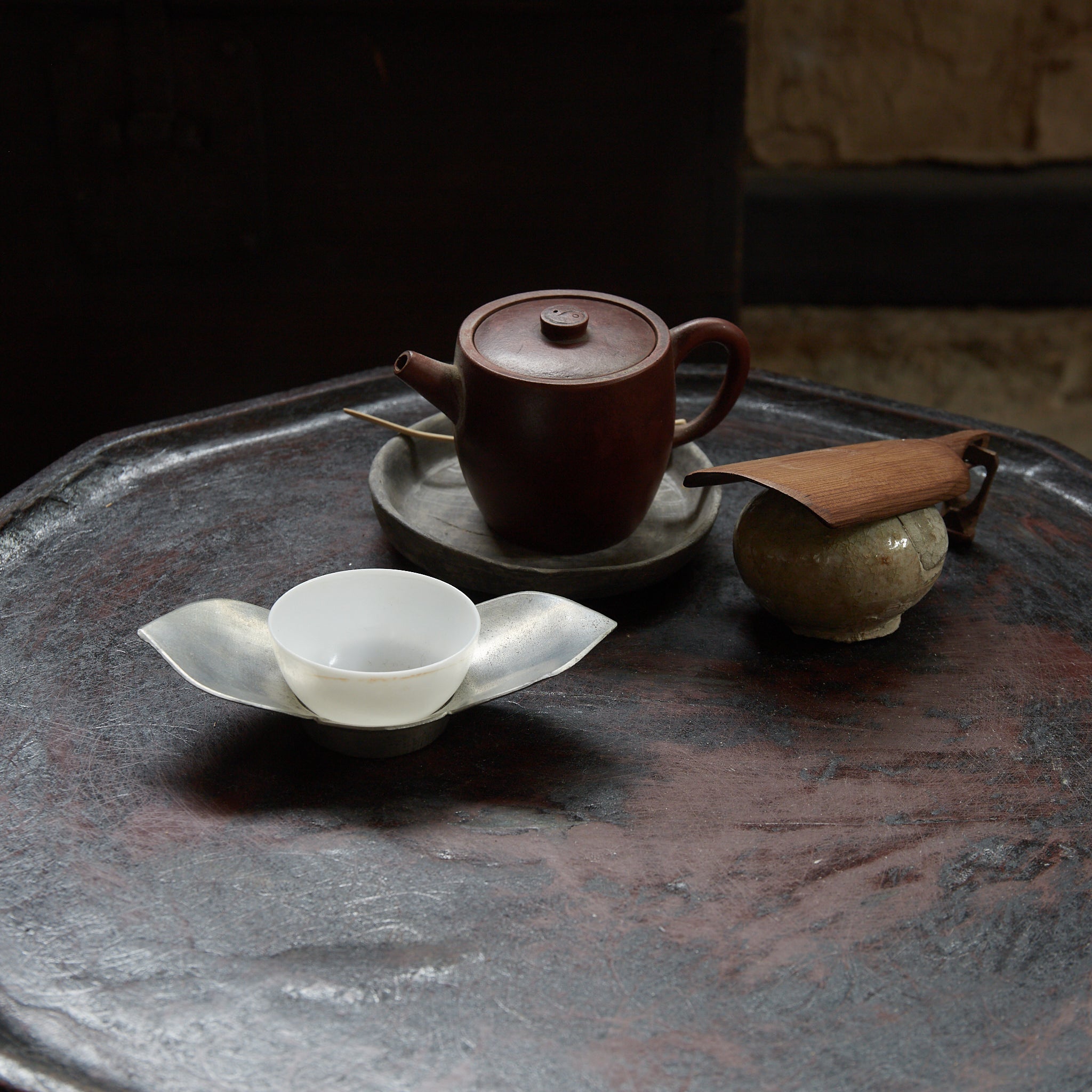 ALTE RUNDBLÜTENFÖRMIGE ZINNERNE UNTERTASSE, gemarkt, 5er-set, Qing-Dynastie（1616–1911 n. Chr.）