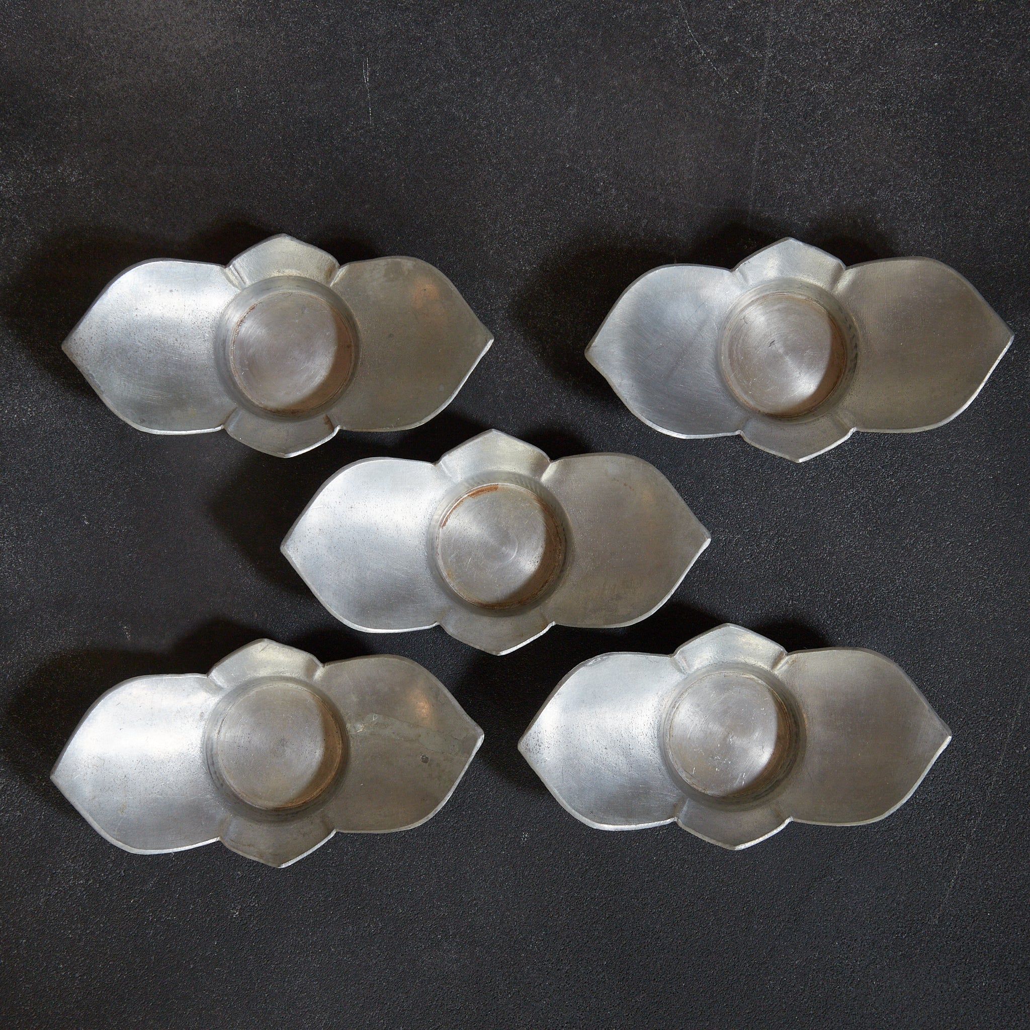 ALTE RUNDBLÜTENFÖRMIGE ZINNERNE UNTERTASSE, gemarkt, 5er-set, Qing-Dynastie（1616–1911 n. Chr.）