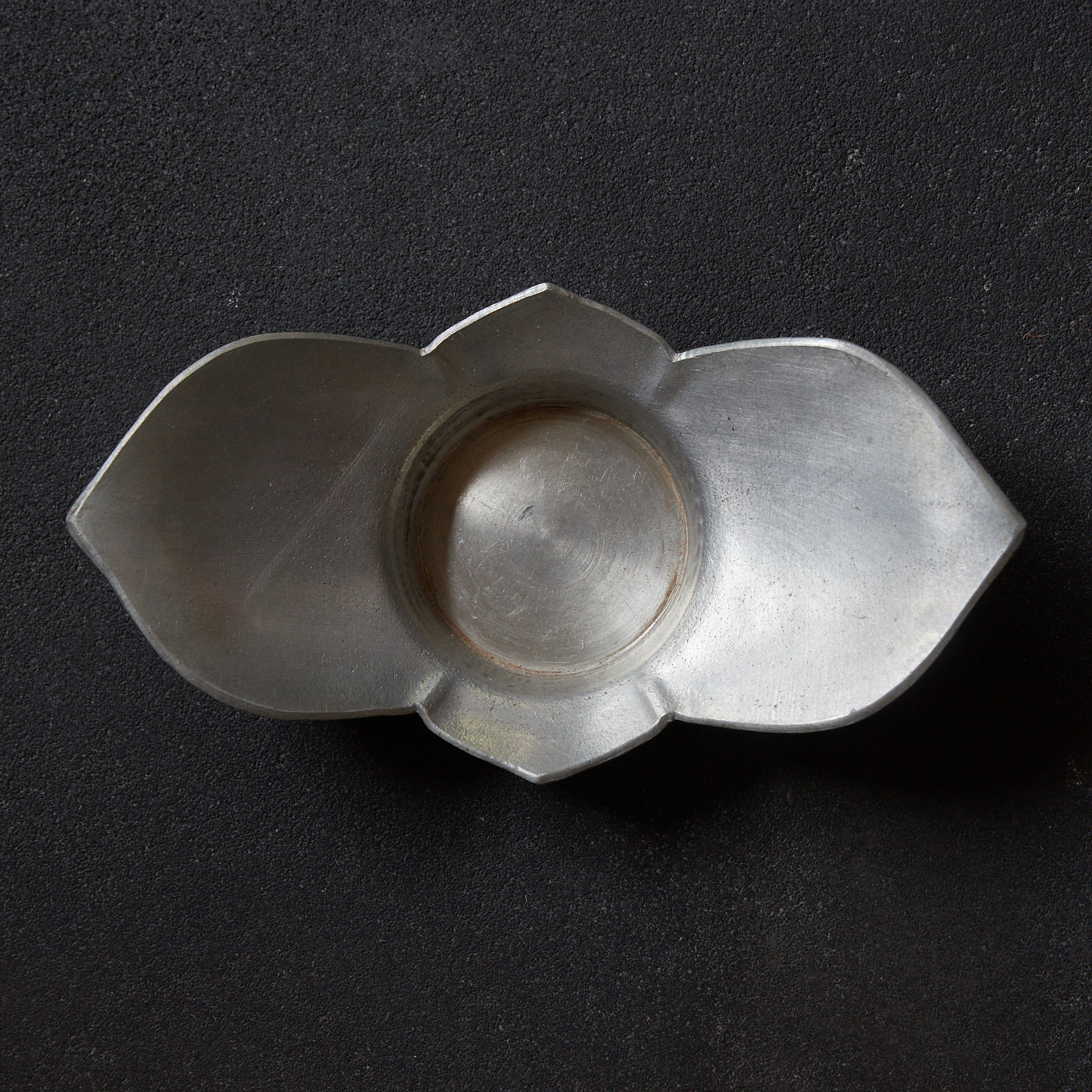 ALTE RUNDBLÜTENFÖRMIGE ZINNERNE UNTERTASSE, gemarkt, 5er-set, Qing-Dynastie（1616–1911 n. Chr.）