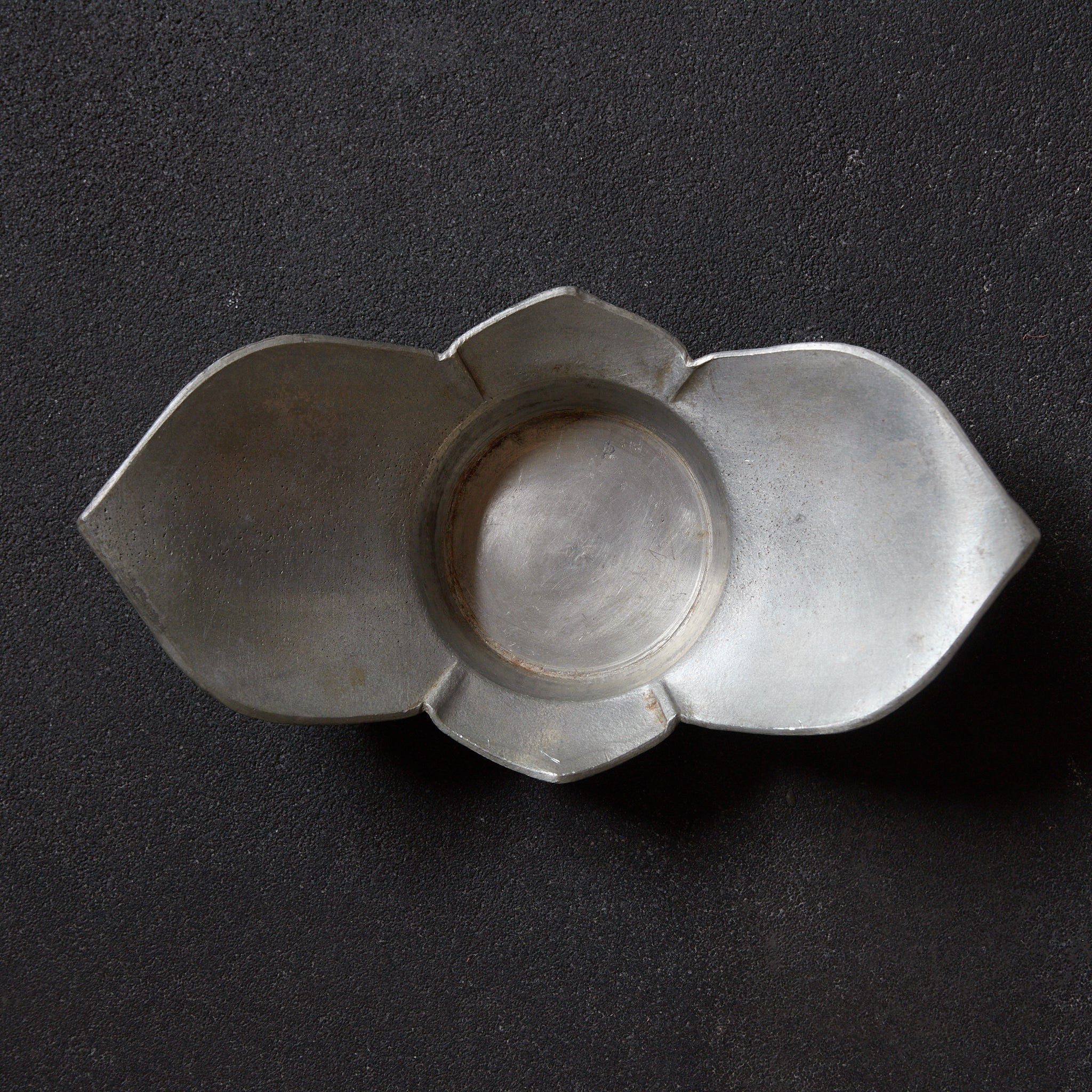 ALTE RUNDBLÜTENFÖRMIGE ZINNERNE UNTERTASSE, gemarkt, 5er-set, Qing-Dynastie（1616–1911 n. Chr.）