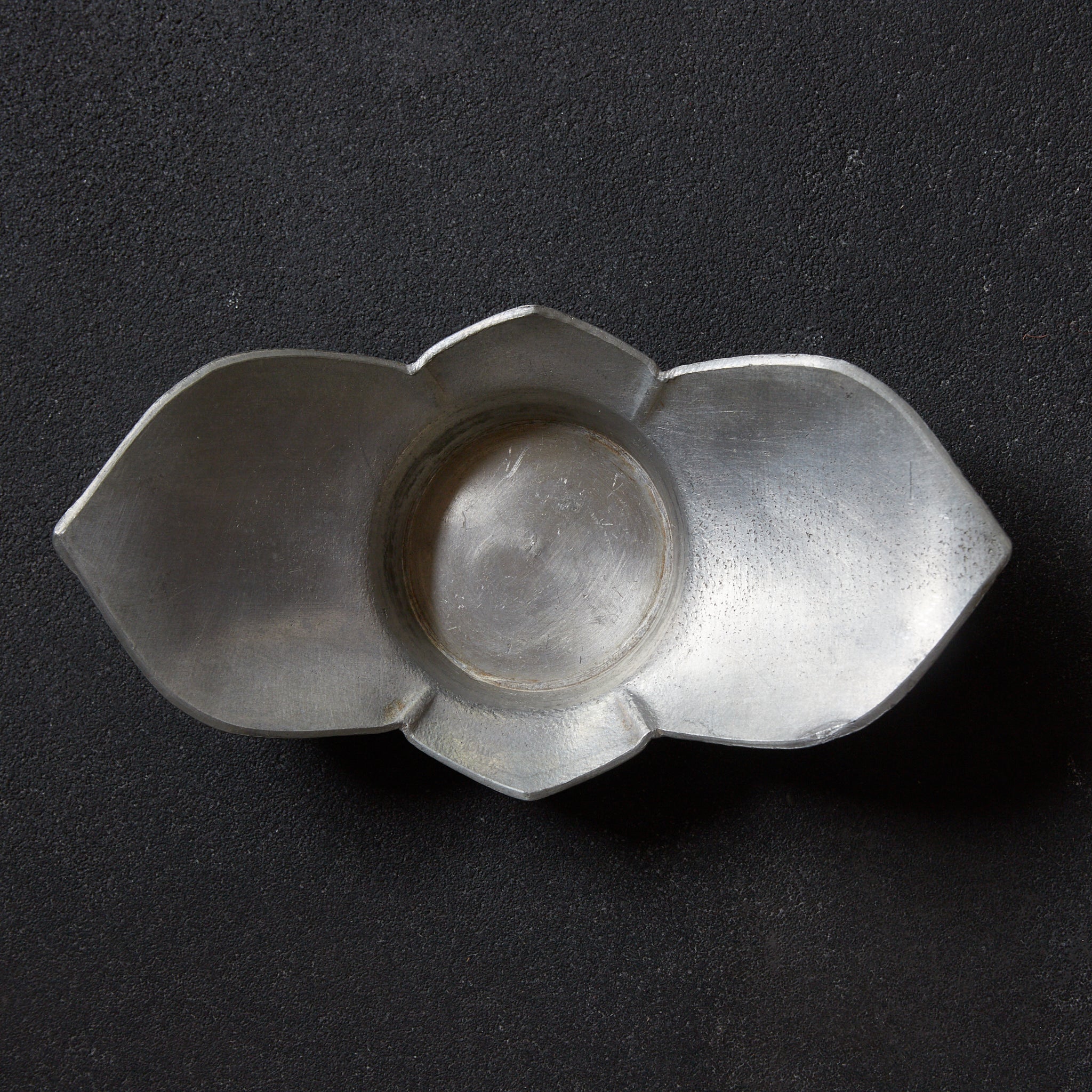 ALTE RUNDBLÜTENFÖRMIGE ZINNERNE UNTERTASSE, gemarkt, 5er-set, Qing-Dynastie（1616–1911 n. Chr.）