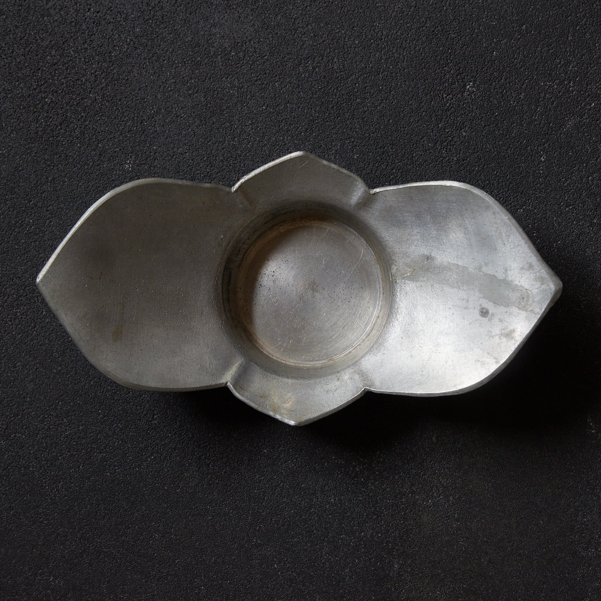ALTE RUNDBLÜTENFÖRMIGE ZINNERNE UNTERTASSE, gemarkt, 5er-set, Qing-Dynastie（1616–1911 n. Chr.）