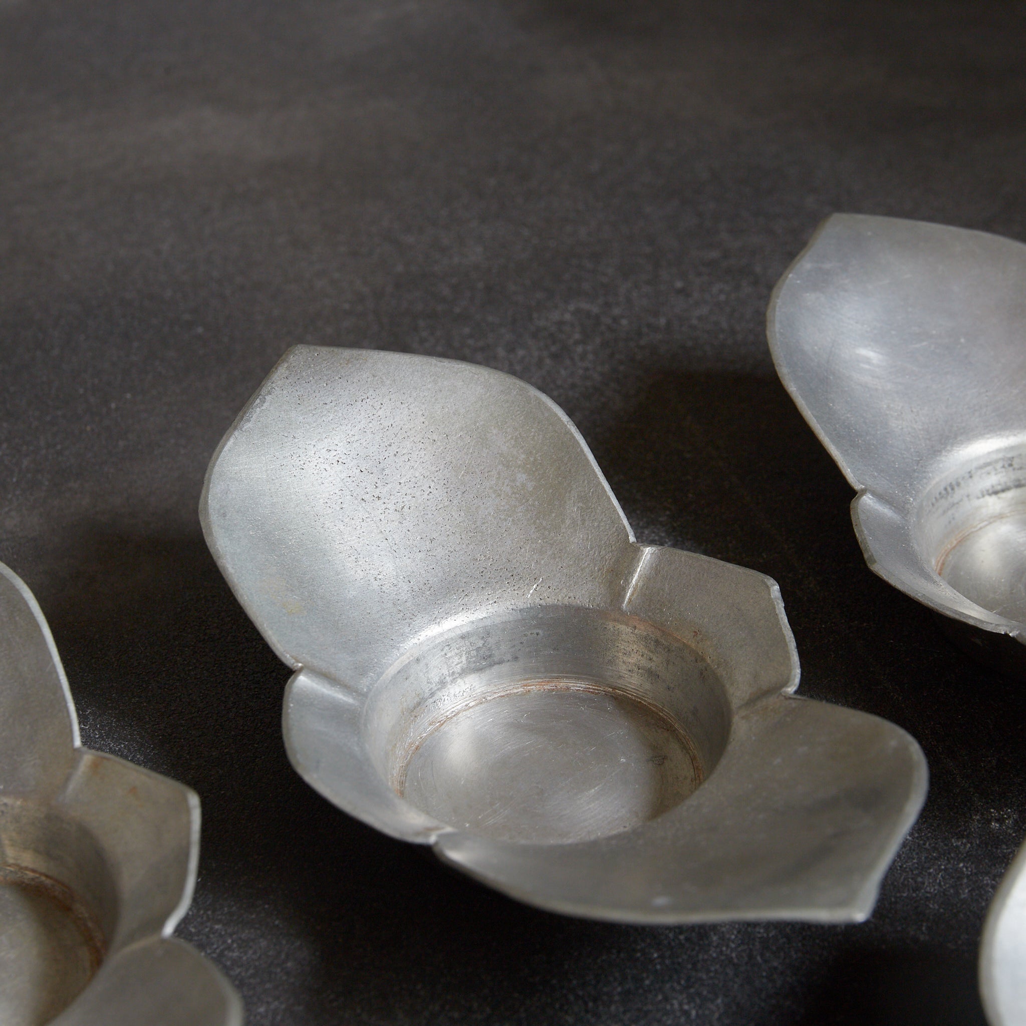 ALTE RUNDBLÜTENFÖRMIGE ZINNERNE UNTERTASSE, gemarkt, 5er-set, Qing-Dynastie（1616–1911 n. Chr.）