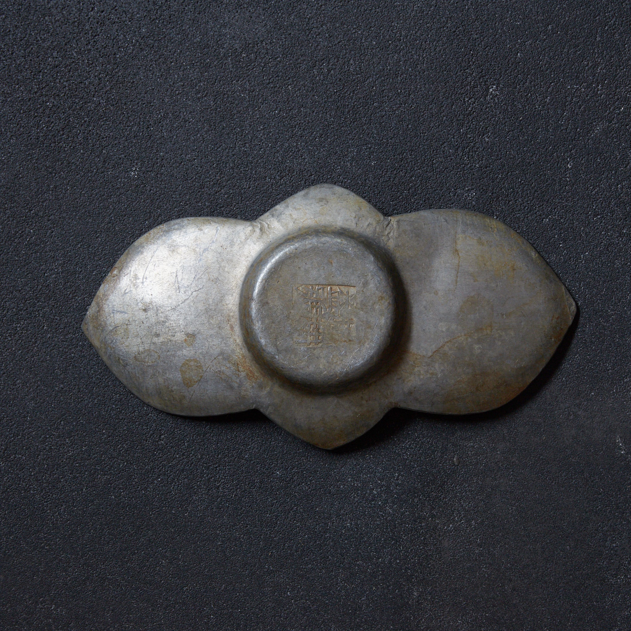 PIATTINO A FIORE LOBATA DI STAGNO ANTICO, Puntinato con motivo di fiori di pruno e uccelli, Marcato, set da 5, Dinastia Qing（1616–1911 d.C.）