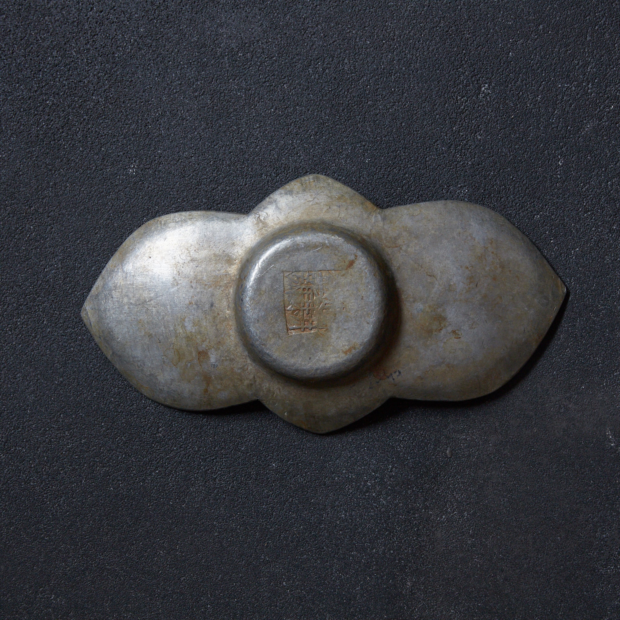 PIATTINO A FIORE LOBATA DI STAGNO ANTICO, Puntinato con motivo di fiori di pruno e uccelli, Marcato, set da 5, Dinastia Qing（1616–1911 d.C.）