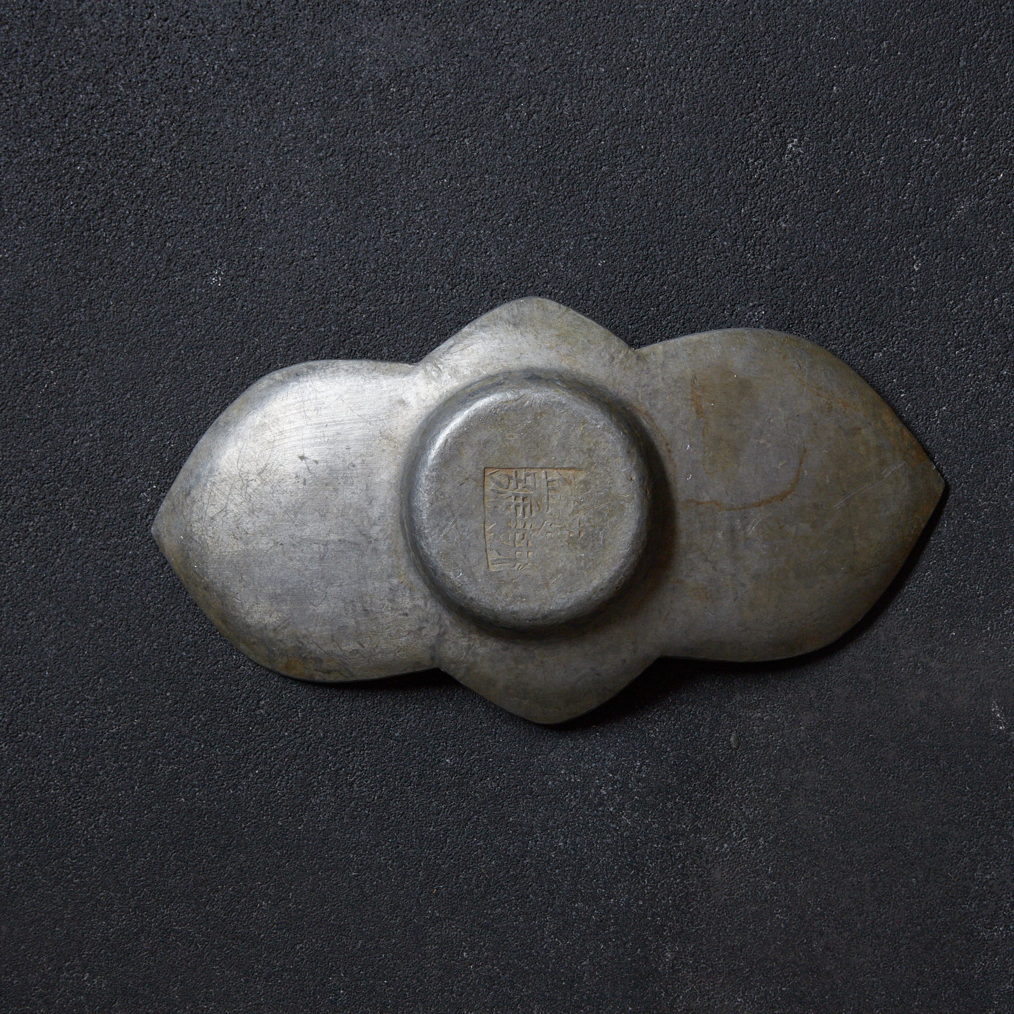 PIATTINO A FIORE LOBATA DI STAGNO ANTICO, Puntinato con motivo di fiori di pruno e uccelli, Marcato, set da 5, Dinastia Qing（1616–1911 d.C.）