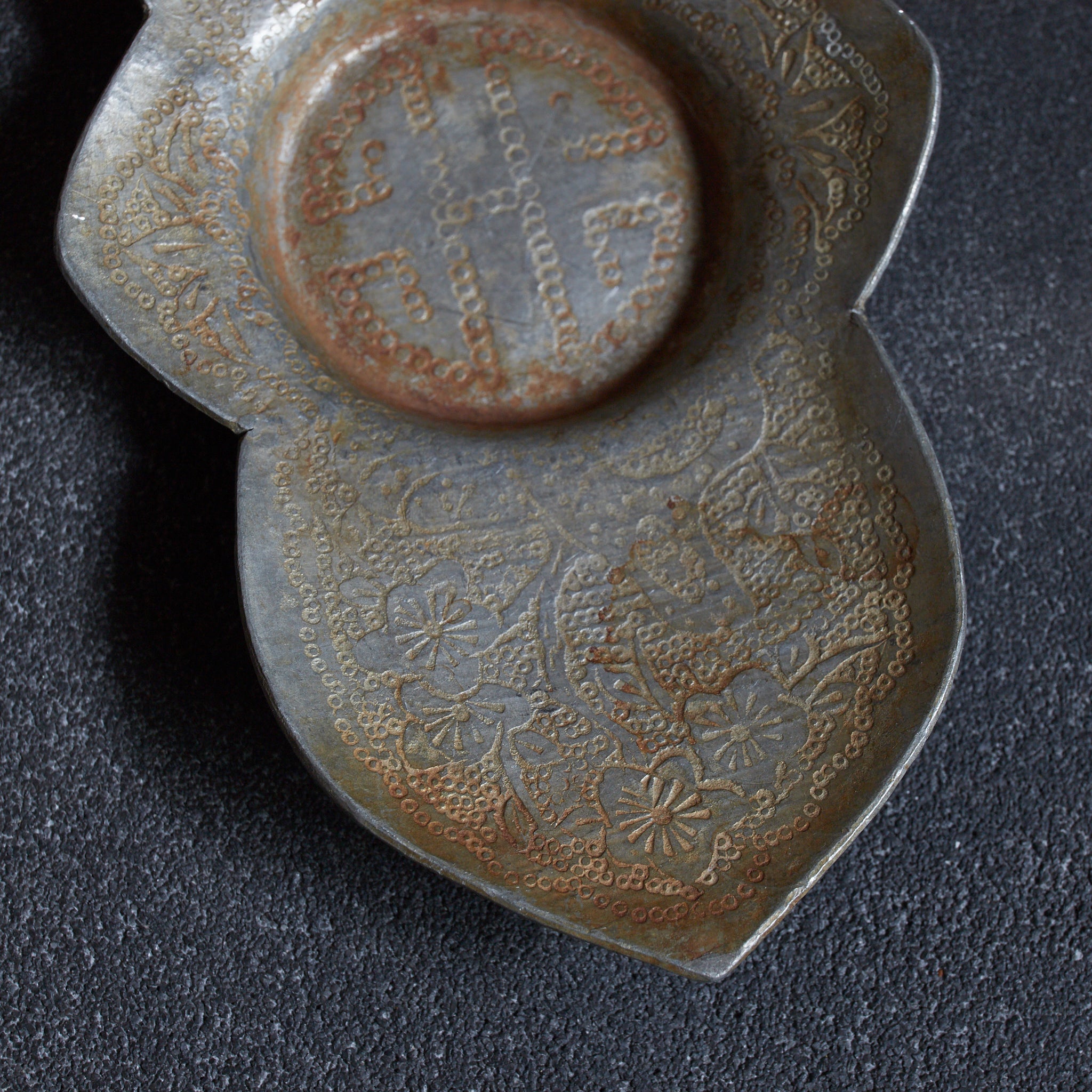 PIATTINO A FIORE LOBATA DI STAGNO ANTICO, Puntinato con motivo di fiori di pruno e uccelli, Marcato, set da 5, Dinastia Qing（1616–1911 d.C.）