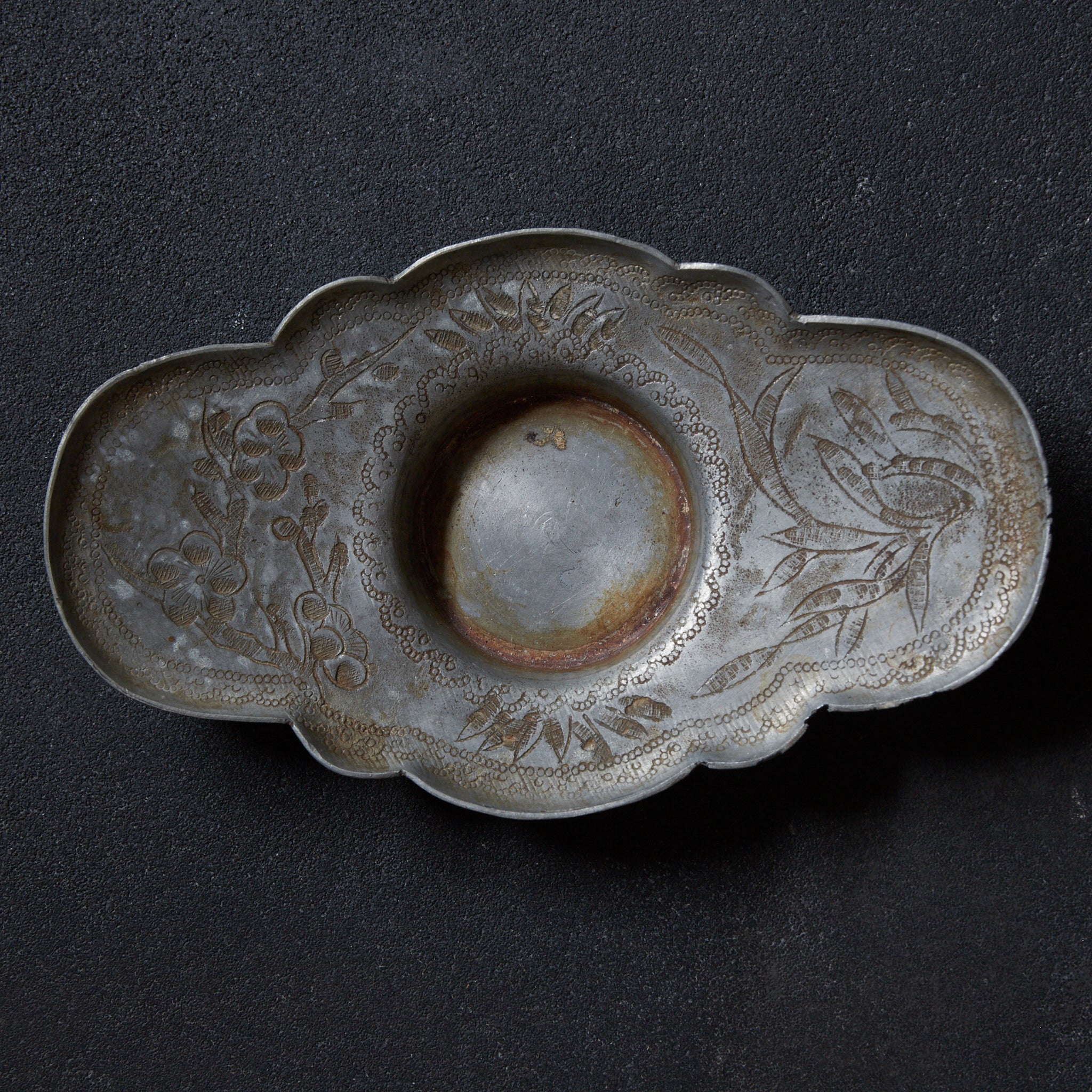 清代 古錫点刻草花文輪花形茶托 5客揃 在銘（1616–1911CE） | 入蘆花