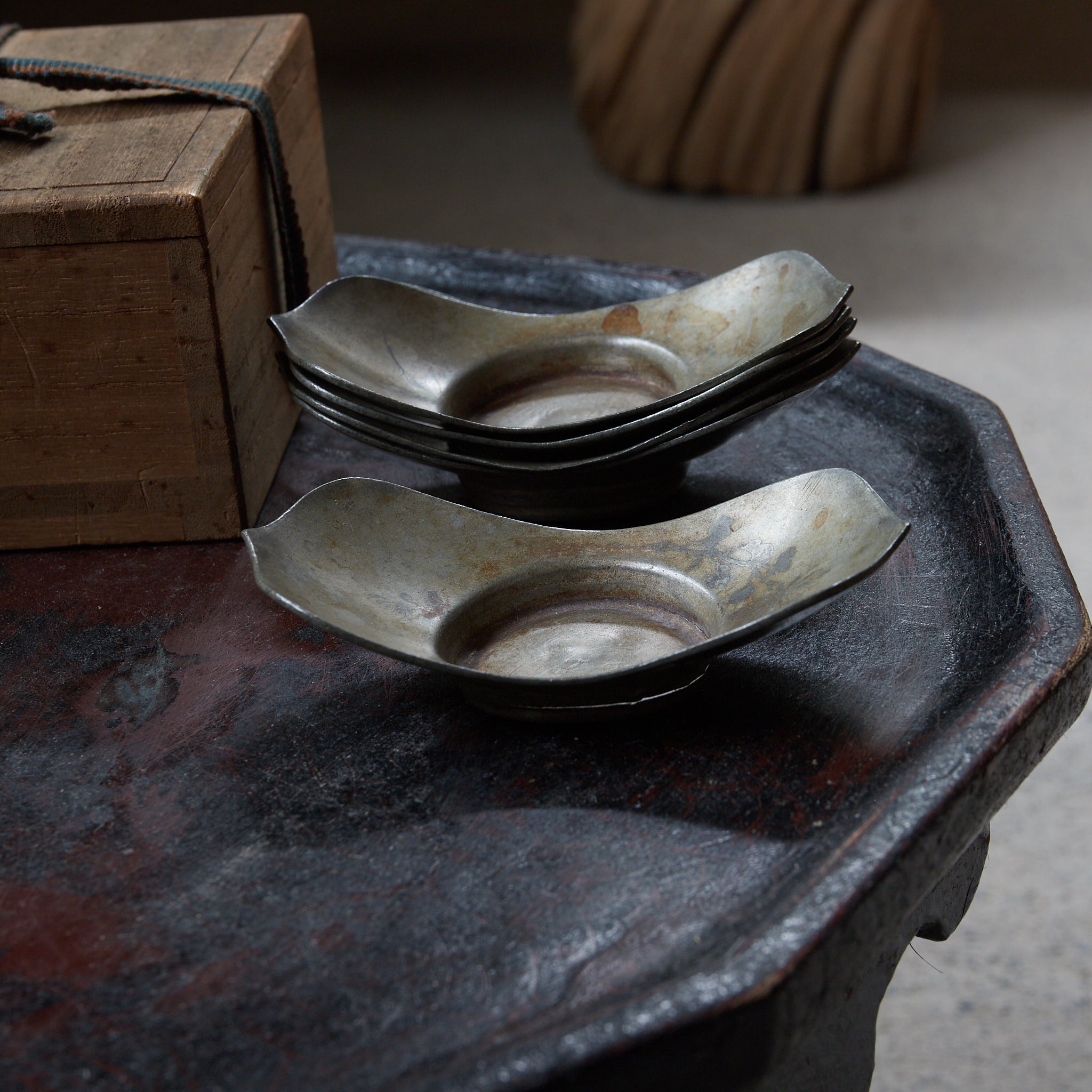 OUD TINNEN SCHOTEL（TJE）, Ingelegd met gevarieerde picturale decoratie, gemerkt, met houten kist, set van 5【未翻訳:蓮,弁,形】, Qing-dynastie（1616–1911 n.Chr.）