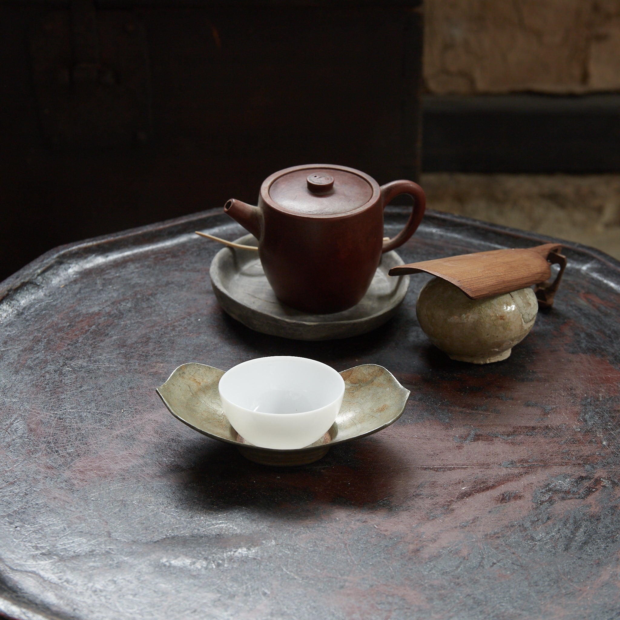 OUD TINNEN SCHOTEL（TJE）, Ingelegd met gevarieerde picturale decoratie, gemerkt, met houten kist, set van 5【未翻訳:蓮,弁,形】, Qing-dynastie（1616–1911 n.Chr.）