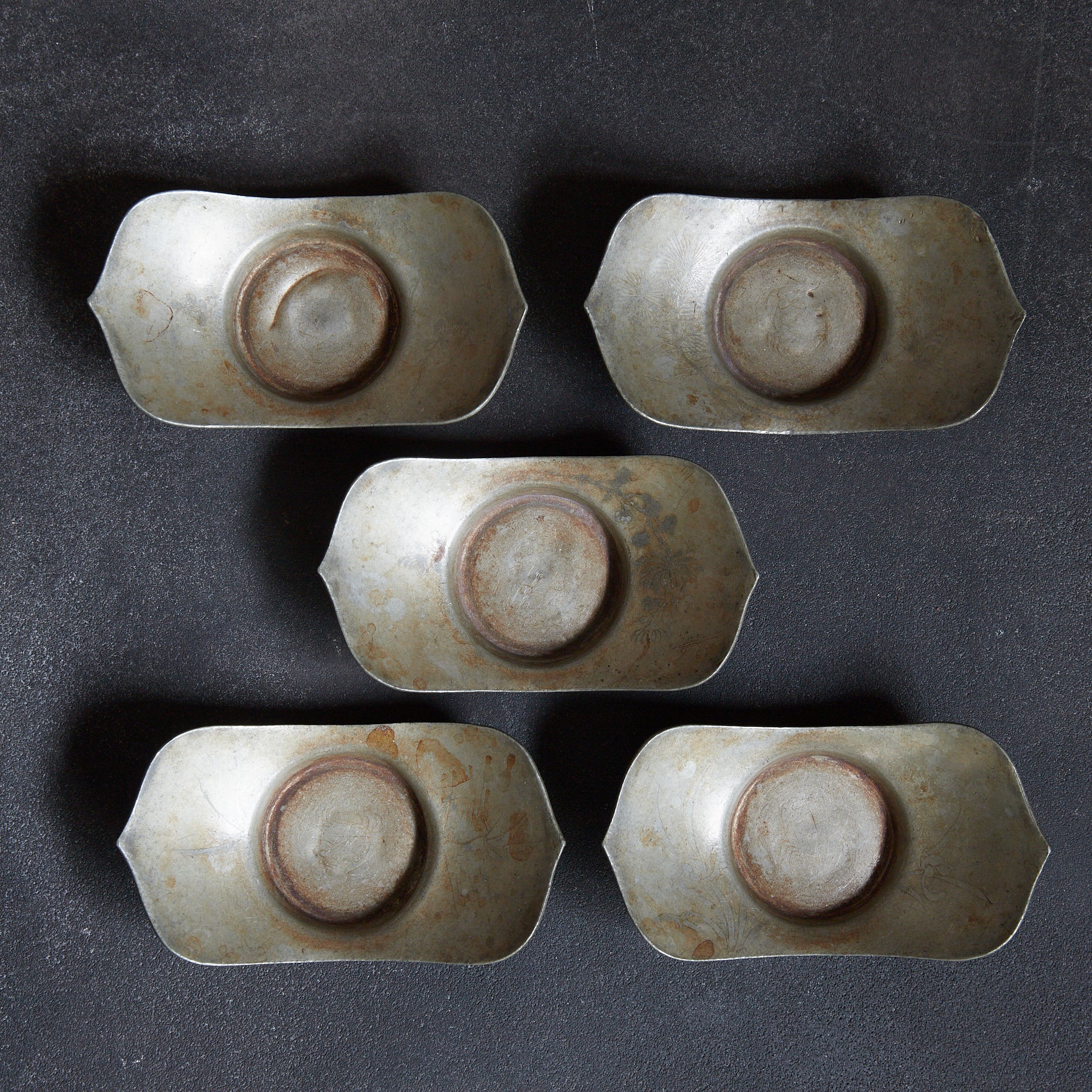 OUD TINNEN SCHOTEL（TJE）, Ingelegd met gevarieerde picturale decoratie, gemerkt, met houten kist, set van 5【未翻訳:蓮,弁,形】, Qing-dynastie（1616–1911 n.Chr.）