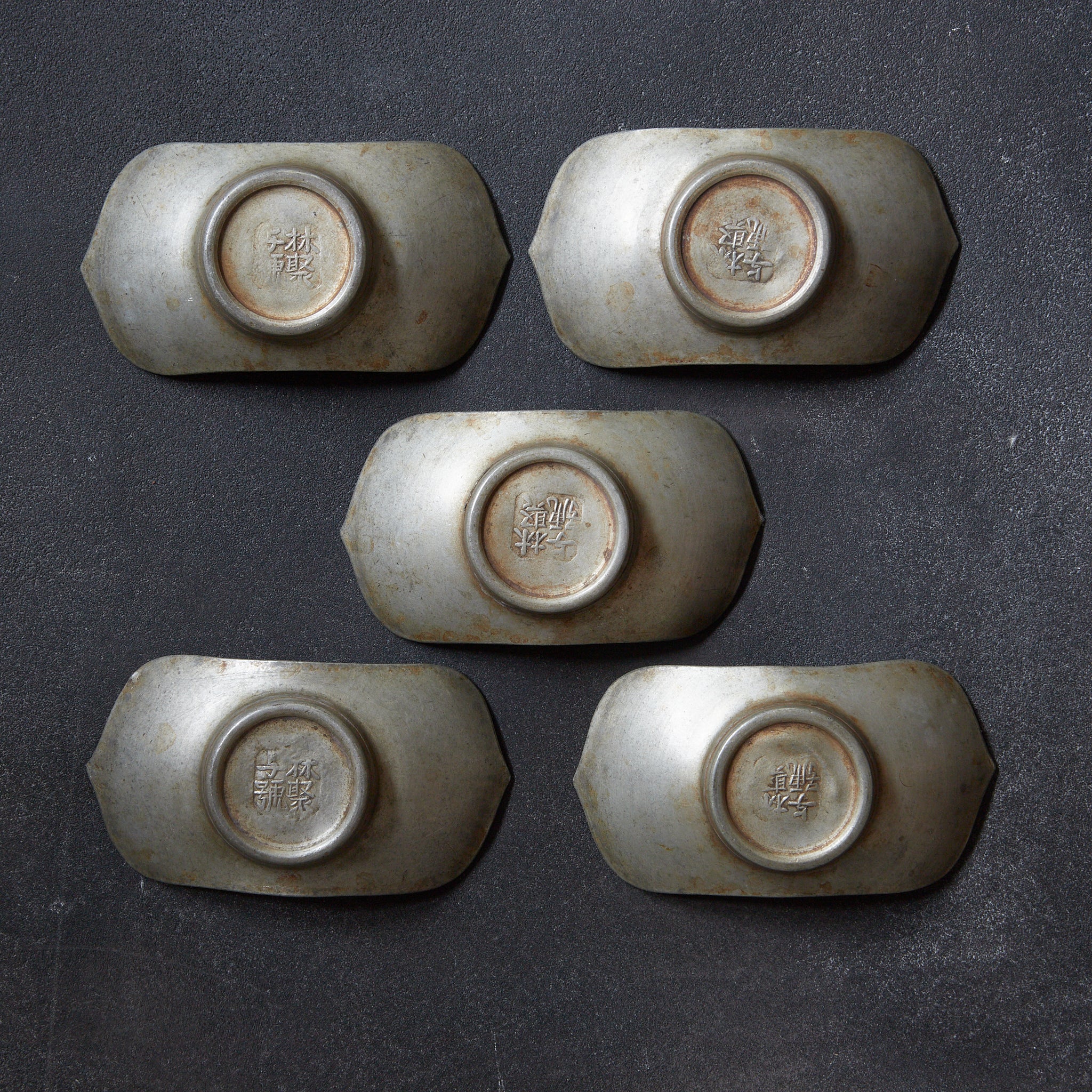 OUD TINNEN SCHOTEL（TJE）, Ingelegd met gevarieerde picturale decoratie, gemerkt, met houten kist, set van 5【未翻訳:蓮,弁,形】, Qing-dynastie（1616–1911 n.Chr.）
